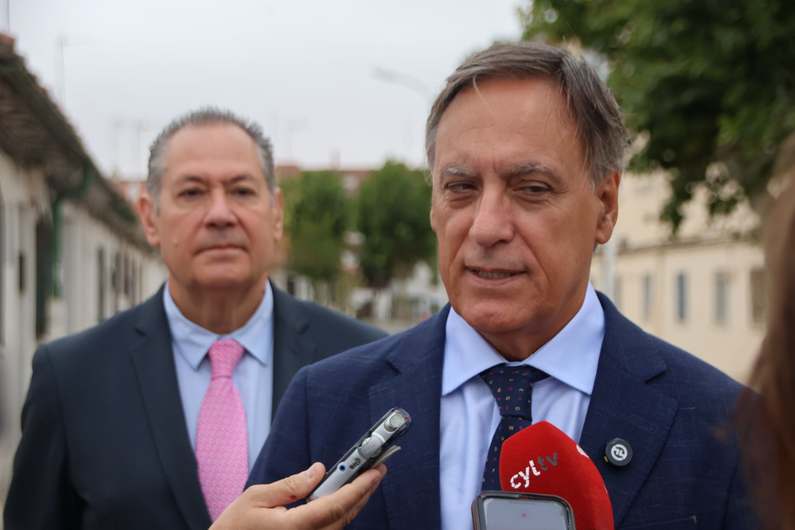 El alcalde de Salamanca, Carlos García Carbayo, visita las obras de urbanización del barrio La Vega