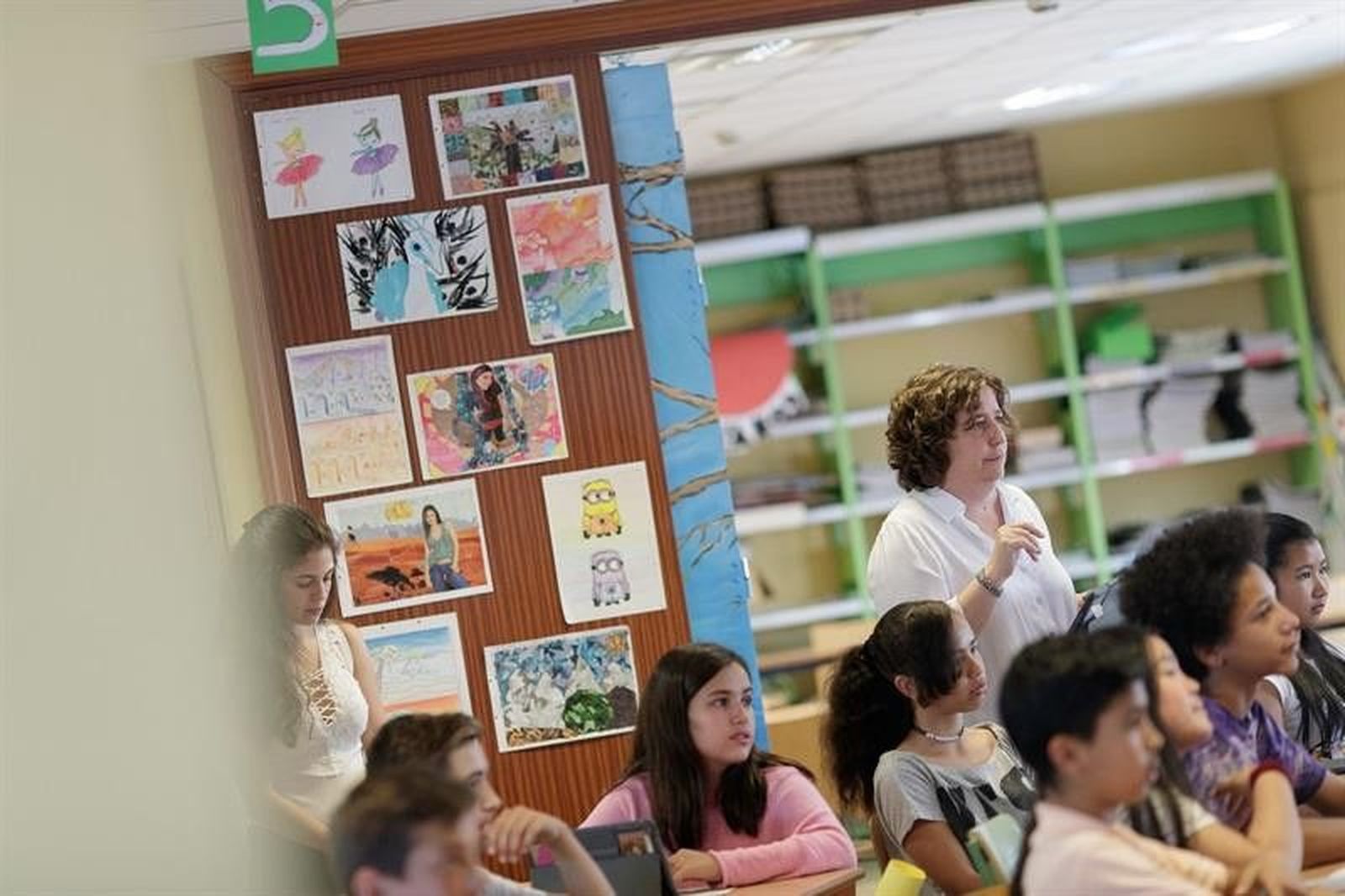 Una profesora durante una clase en un instituto madrileño. Foto de archivo