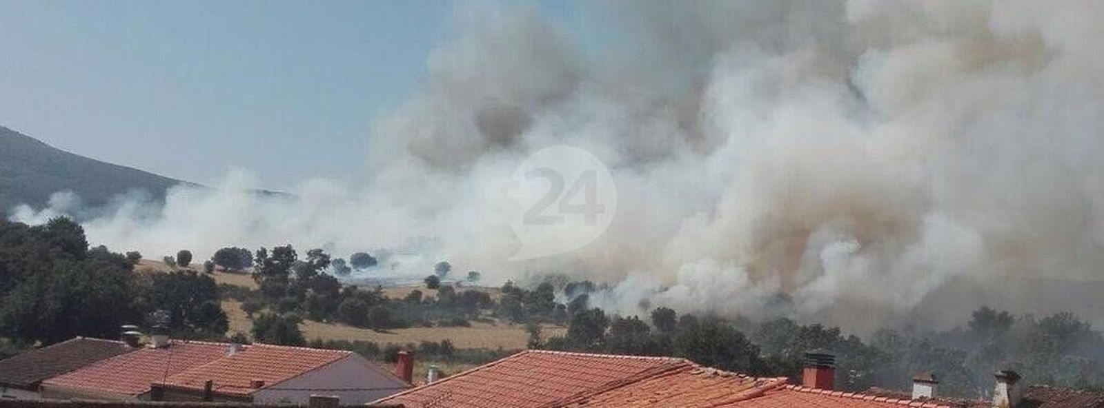 Un virulento incendio forestal se queda a escasos metros de Escurial de la Sierra