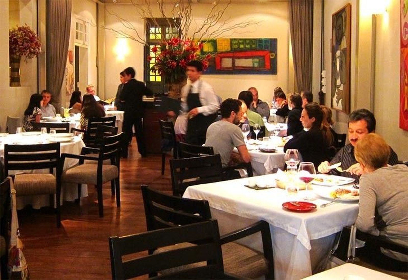 Restaurantes, ocio y electricidad, donde más se ha recortado el gasto familiar