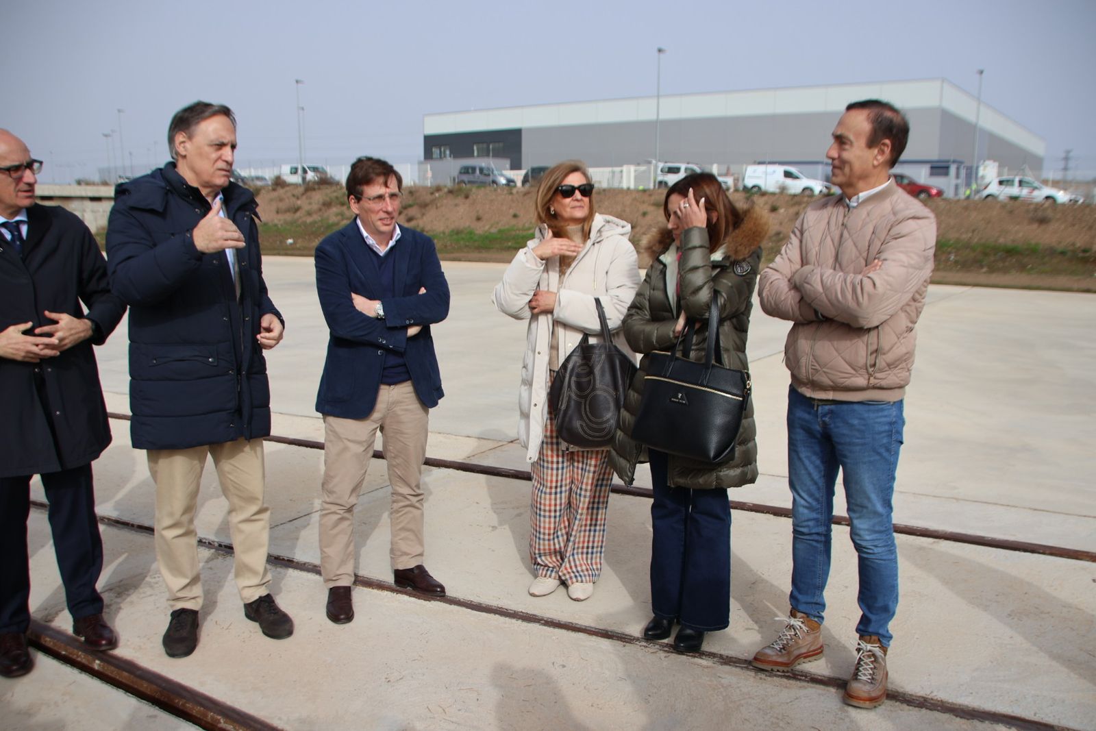 José Luis Martínez Almeida y Carlos García Carbayo, atienden a los medios de comunicación antes de realizar una visita al Puerto Seco de Salamanca
