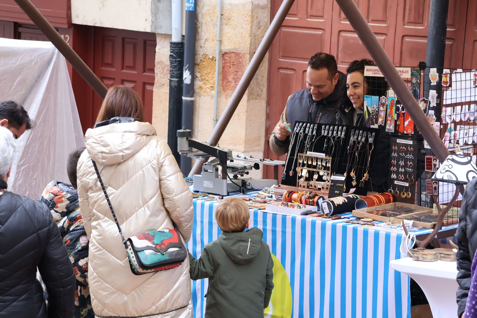 GALERÍA | El mercado de artesanos en la calle Balborraz como escaparate del producto local