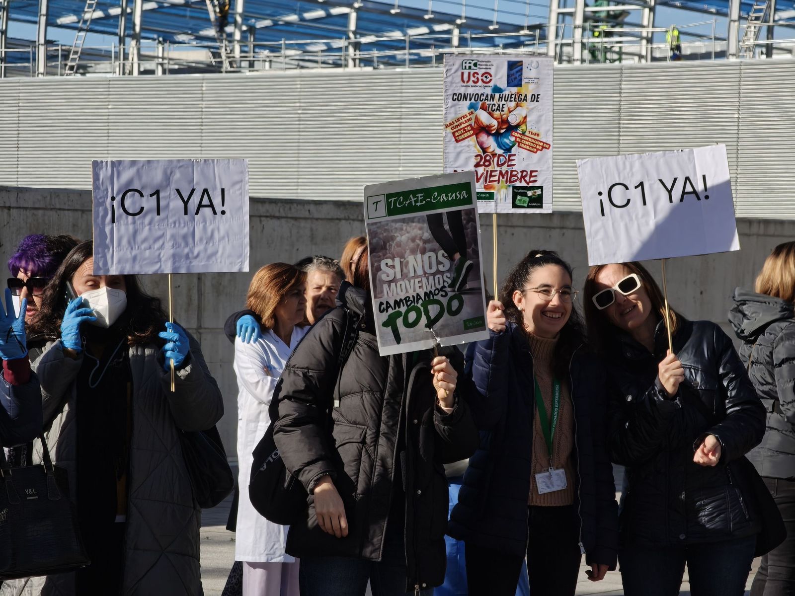 Las TCAEs de Salamanca se concentran a las puertas del hospital de Salamanca
