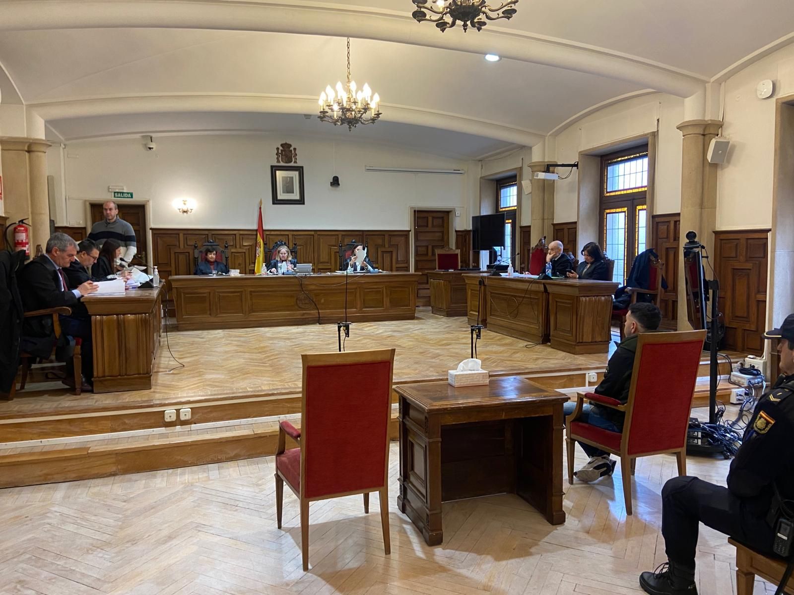 M.I. acusado de secuestrar a una familia a punta de escopeta y maniatar con bridas sus manos