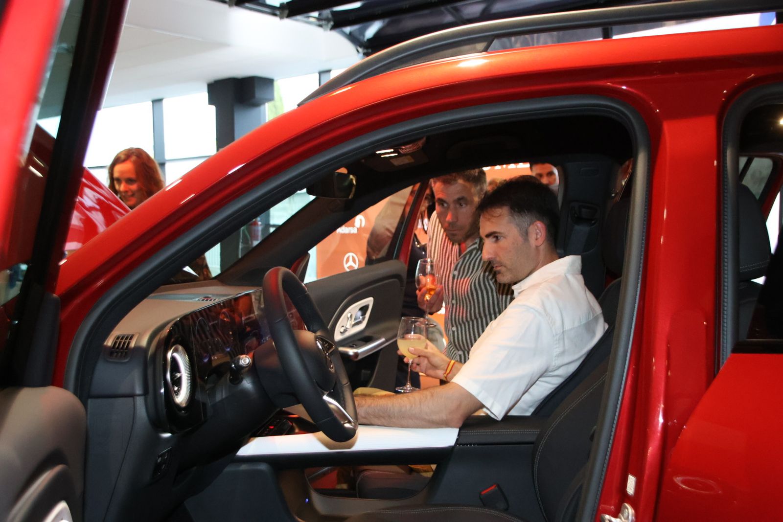 Presentación dos coches en la mercedes