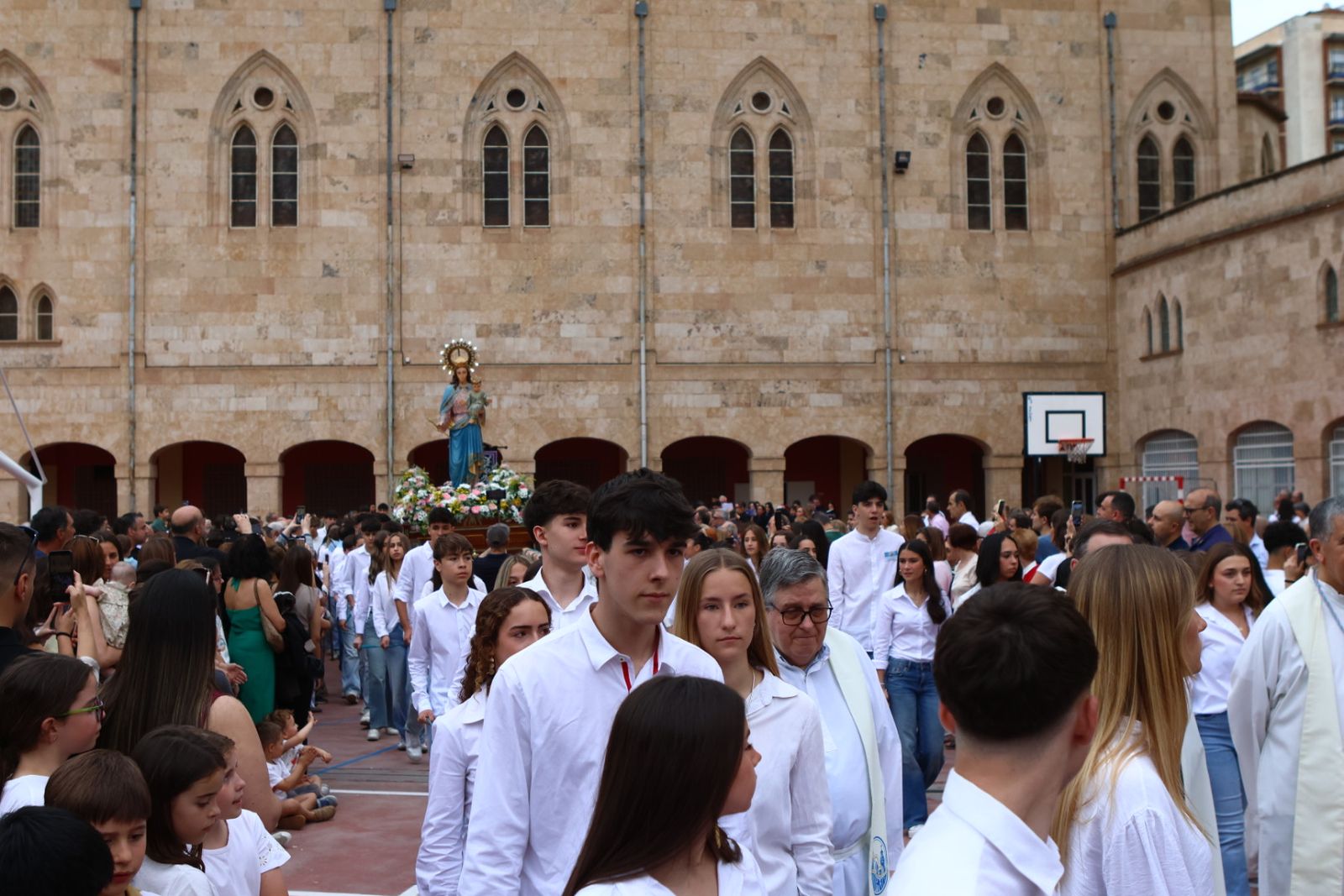 Procesión con motivo de la festividad de María Auxiliadora