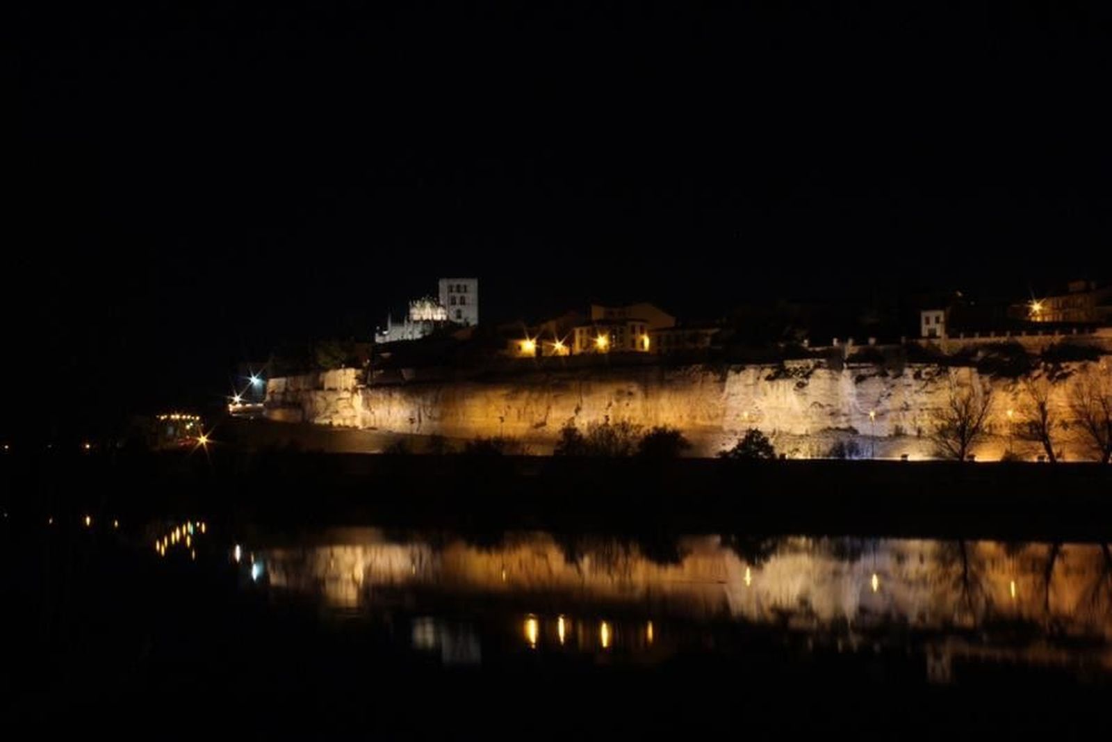 Catedral recurso noche río turismo