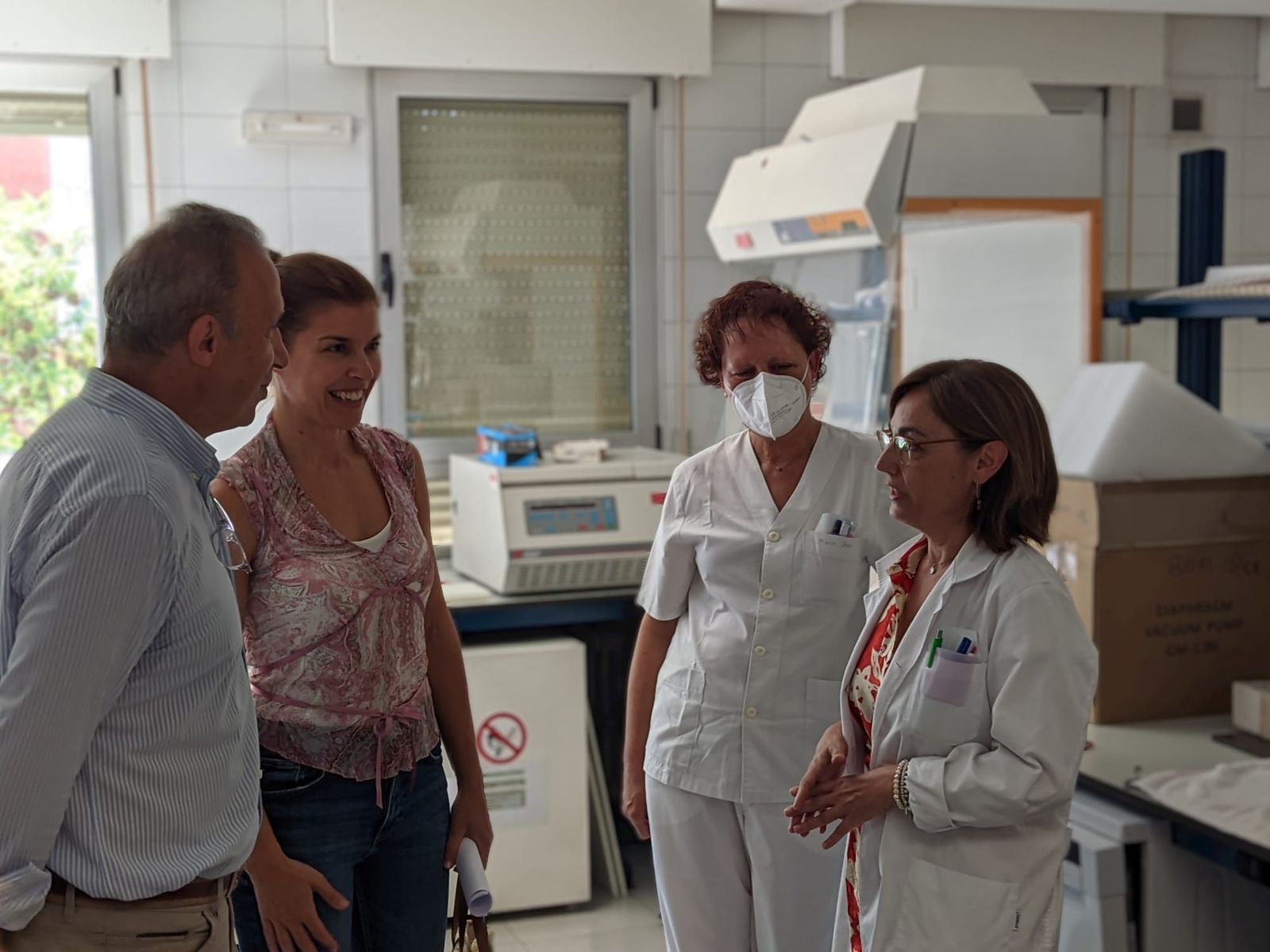 Visita de Clara San Damián al laboratorio