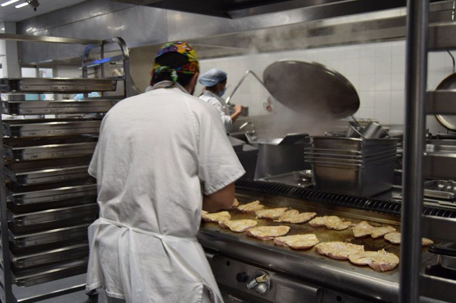 la-delegada-territorial-leticia-garcia-visita-la-cocina-de-linea-fria-del-complejo-asistencial-de-zamora-tras-las-obras-de-mejora-44