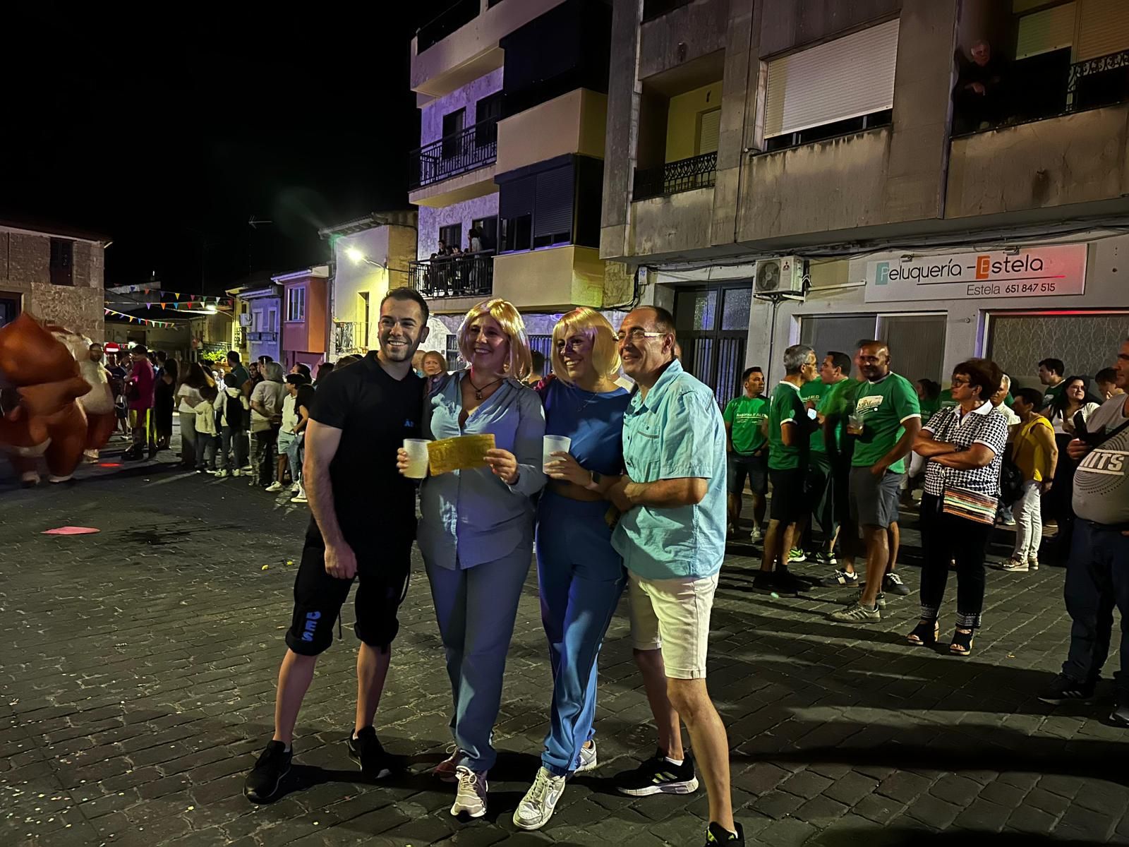 El desfile de carrozas de Aldeadávila vuelve a llenar de luz y color las calles en sus fiestas