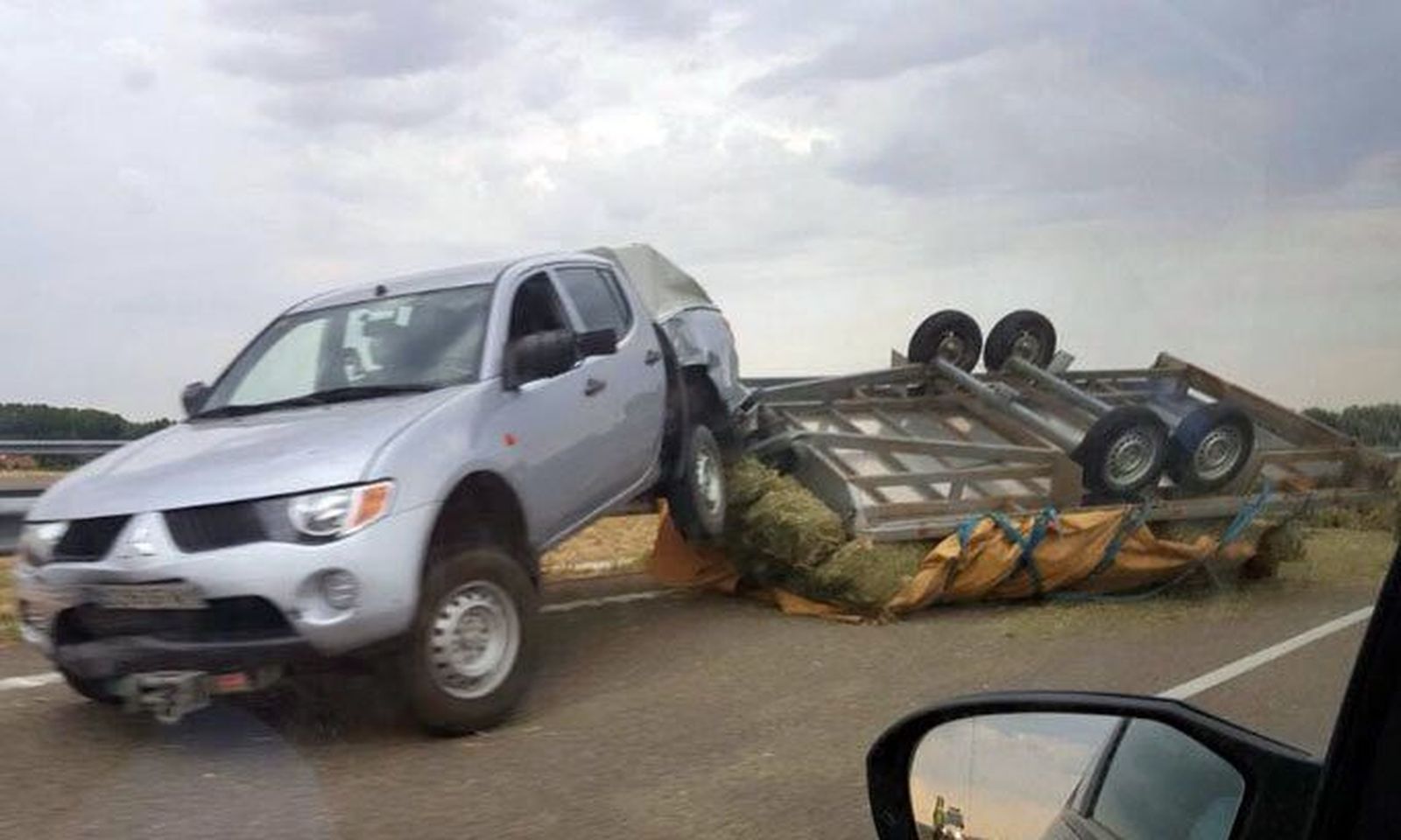 El vuelco de un remolque condiciona el tráfico en la A-66 a las afueras de Zamora