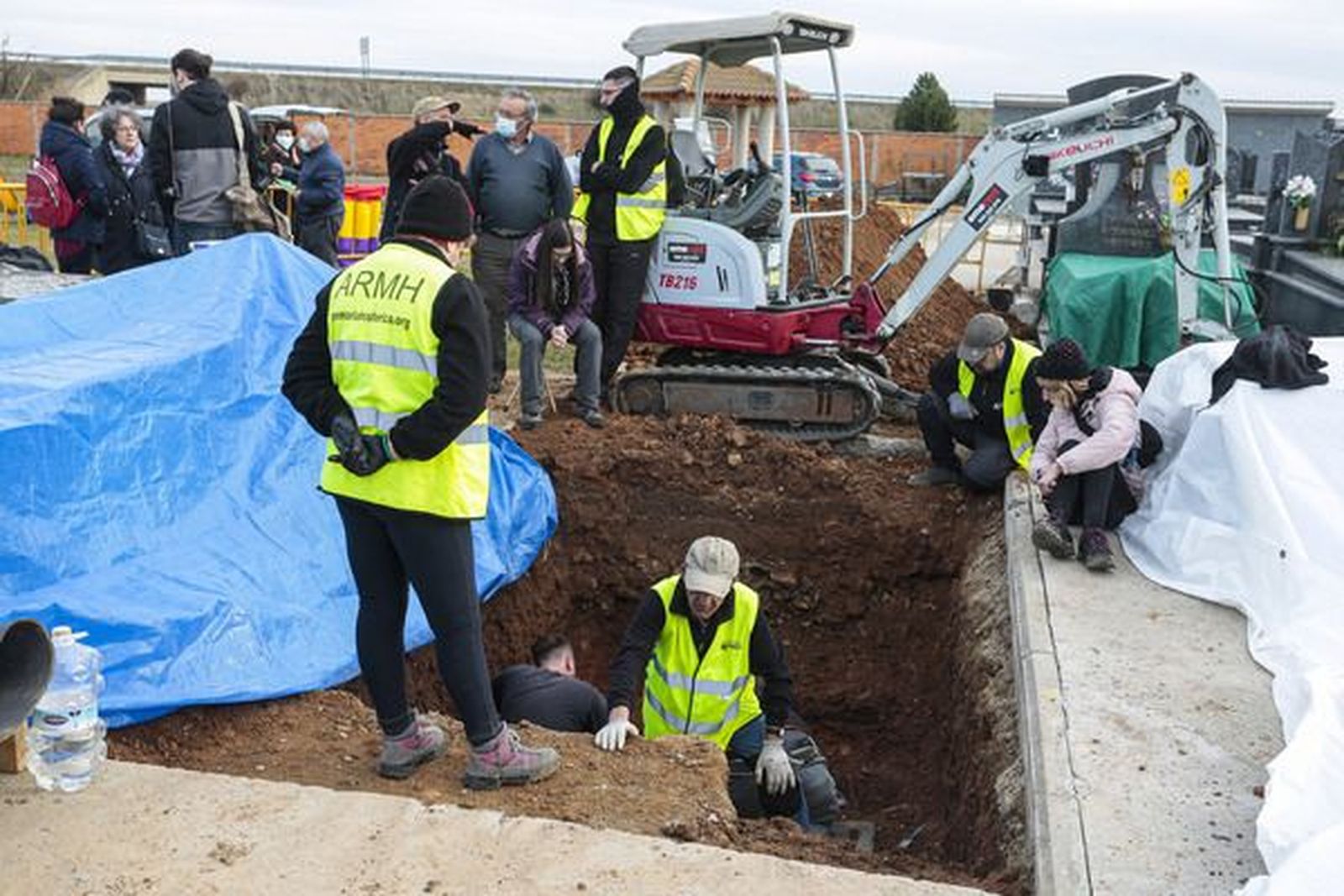 La Asociación para la Recuperación de la Memoria Histórica inicia las labores de prospección en el cementerio de Villadangos del Páramo.