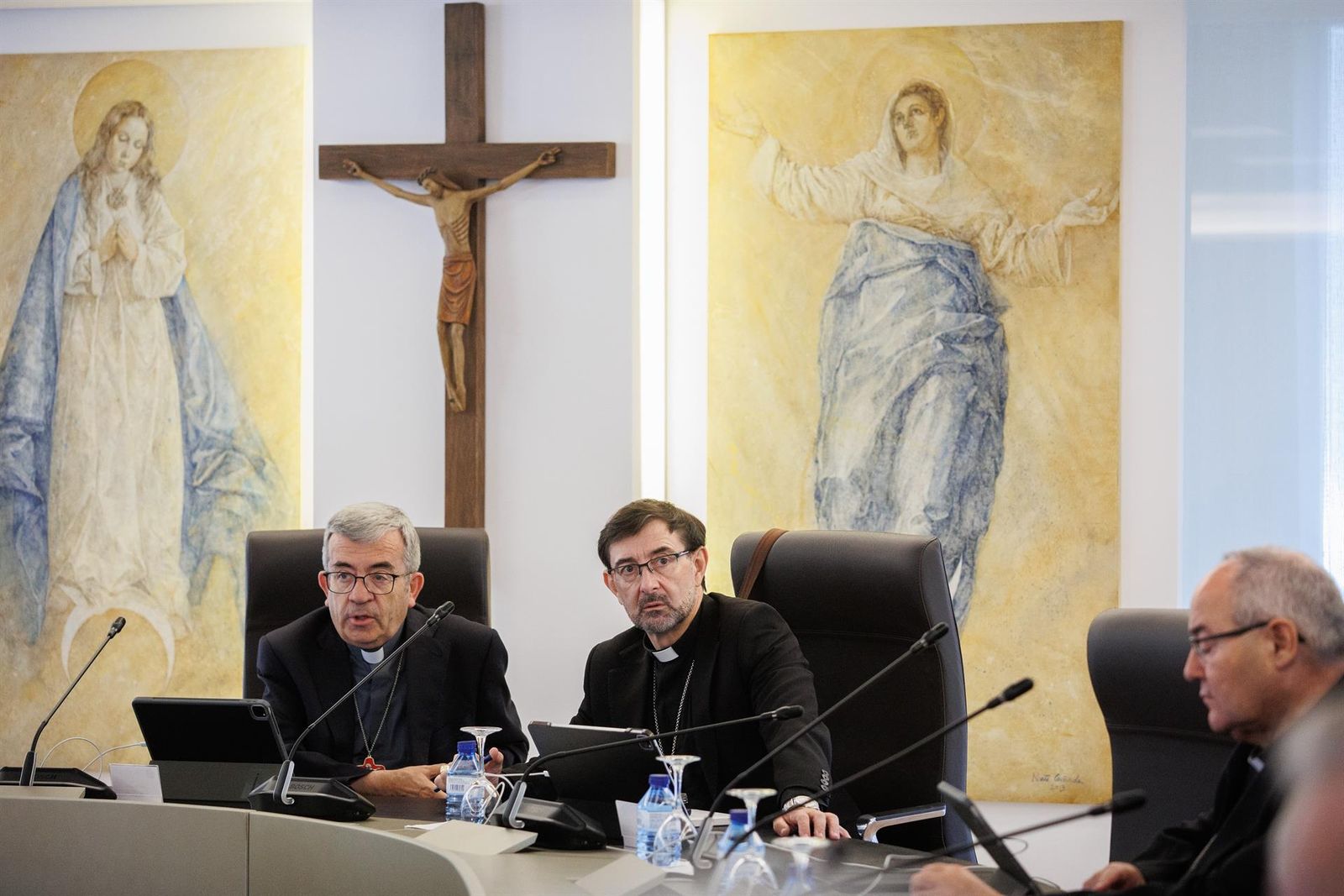 El presidente de la CEE, Mons. Luis Argüello (i), y el vicepresidente de la CEE, Cardenal José Cobodurante (d).   Alejandro Martínez Vélez   Europa Press