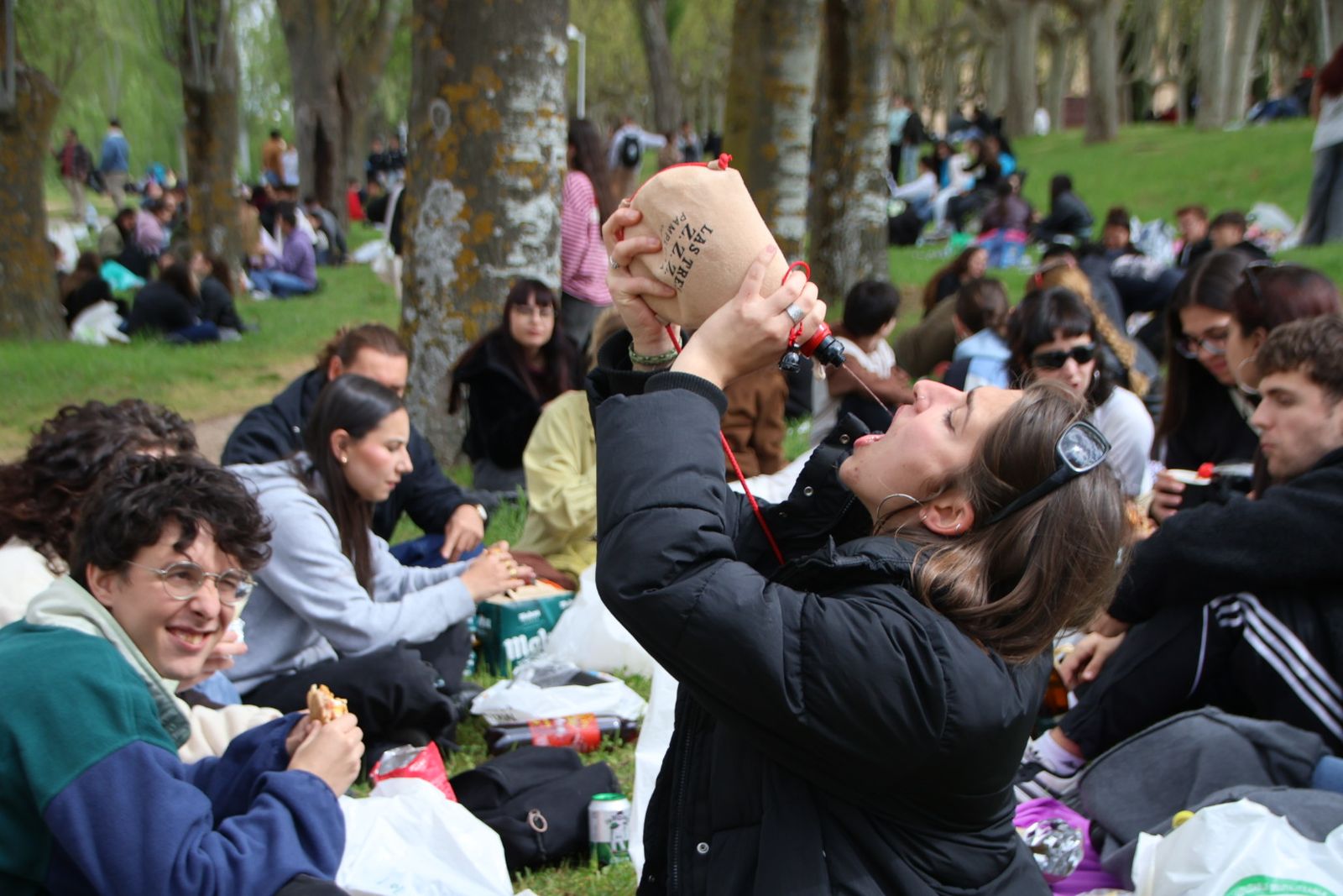 Un multitudinario Lunes de Aguas en Salamanca llena la ribera del Tormes