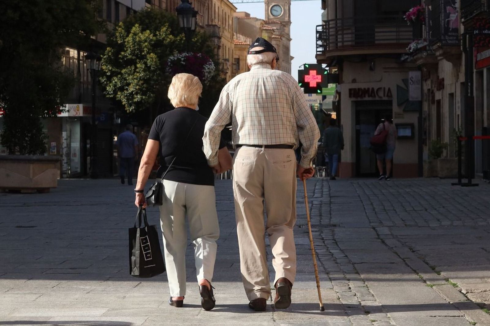 Imagen de archivo: Una pareja de ancianos pasean por la calle.
