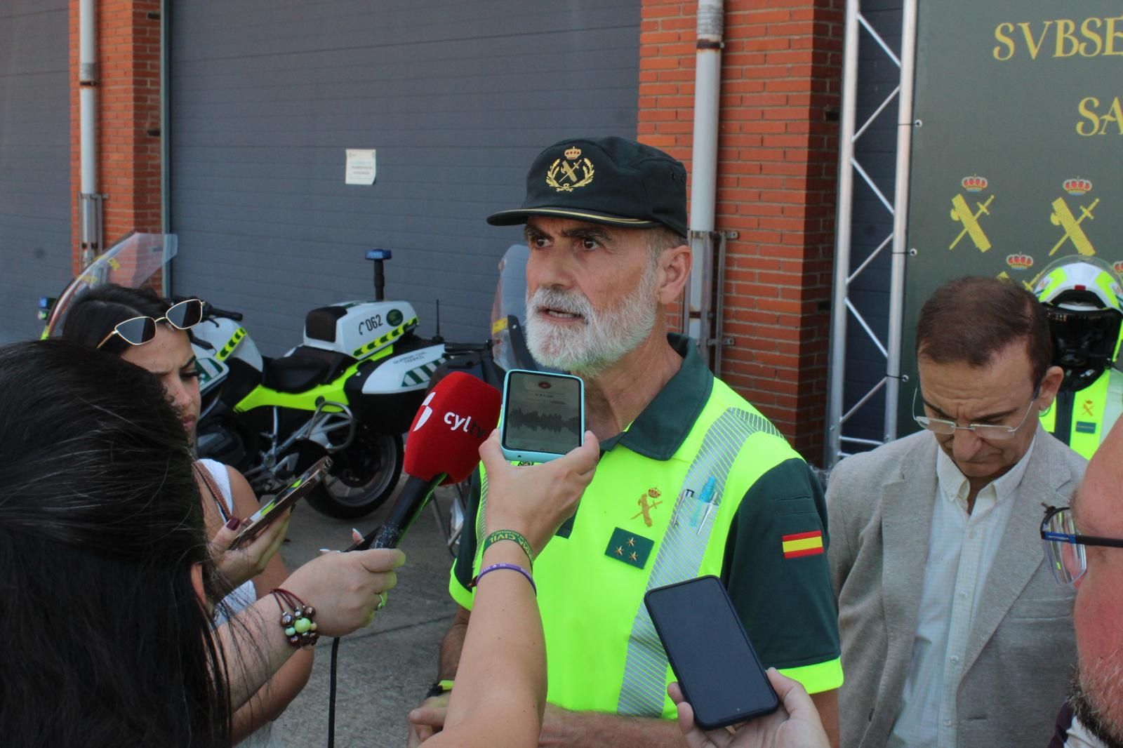 Motos camufladas y chaleco airbag, la nueva cara de la Guardia Civil de Tráfico de Salamanca