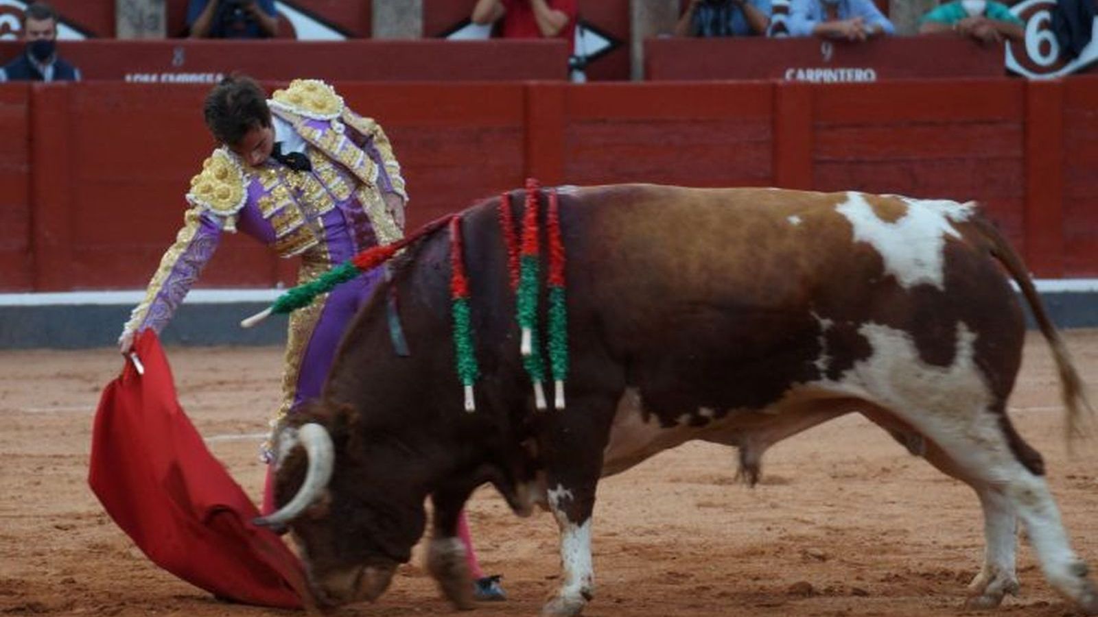 Alejandro Marcos con un toro de Galache