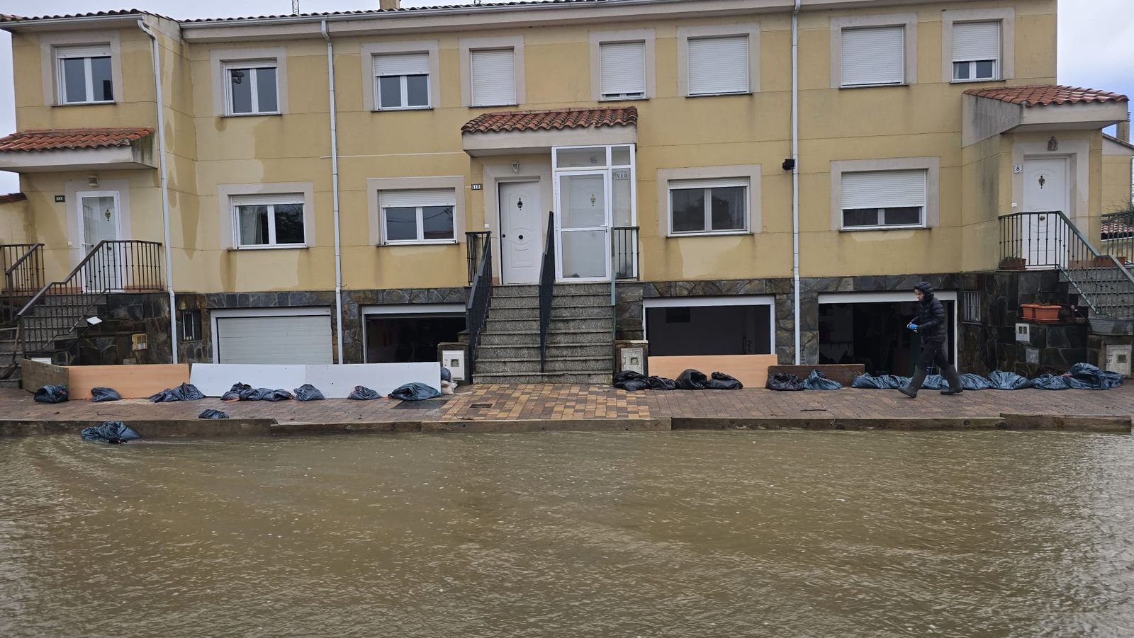 Movilizados los bomberos por una inundación en las calles de Miranda de Azán