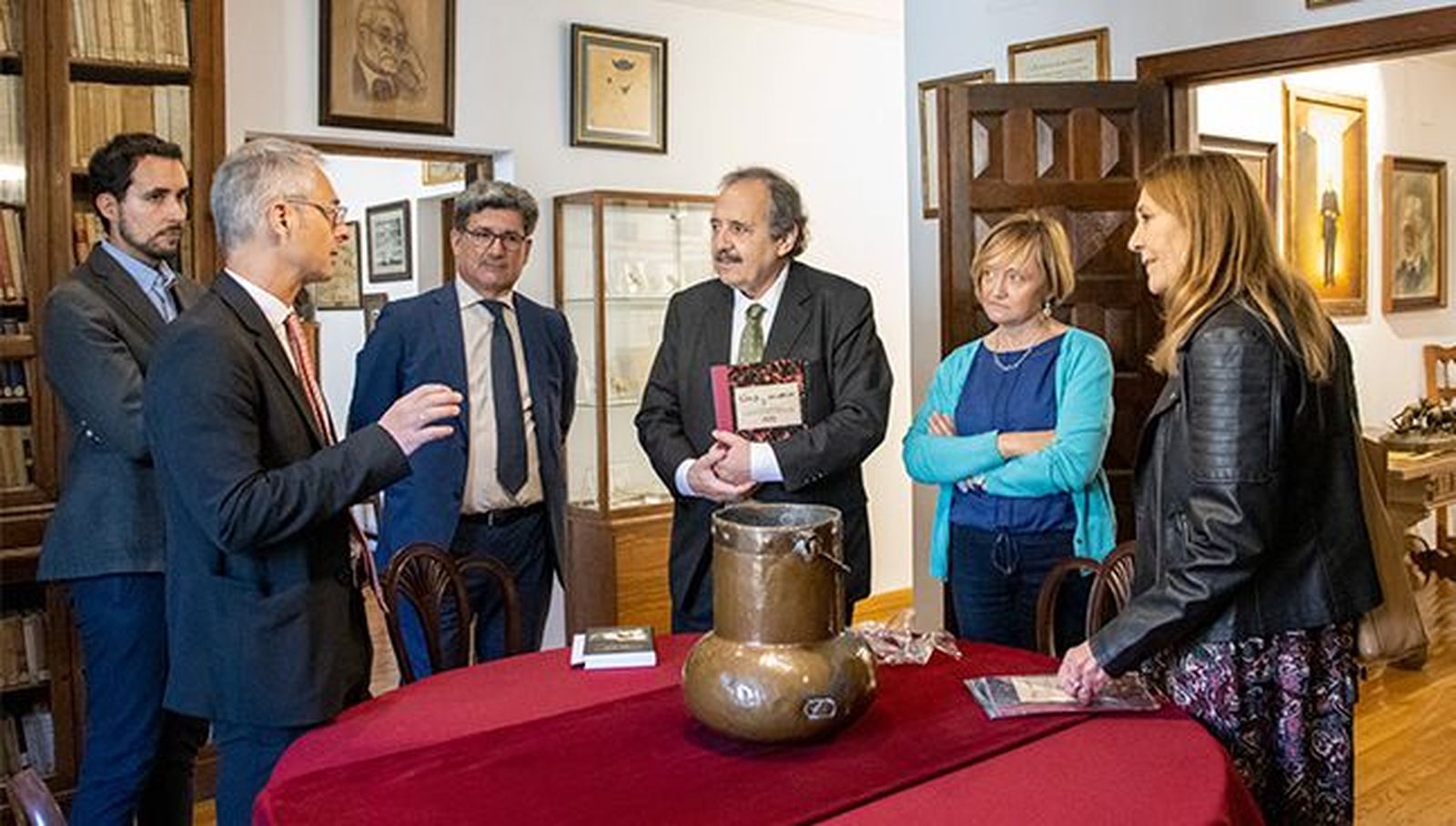 El rector Ricardo Rivero mantiene una reunión de trabajo con el embajador de Argentina en España | Comunicación USAL