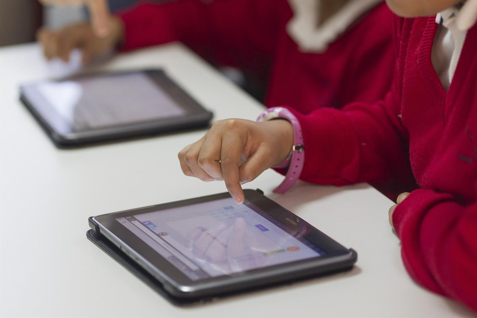 Alumnos con tablets en el colegio. EP. Archivo.