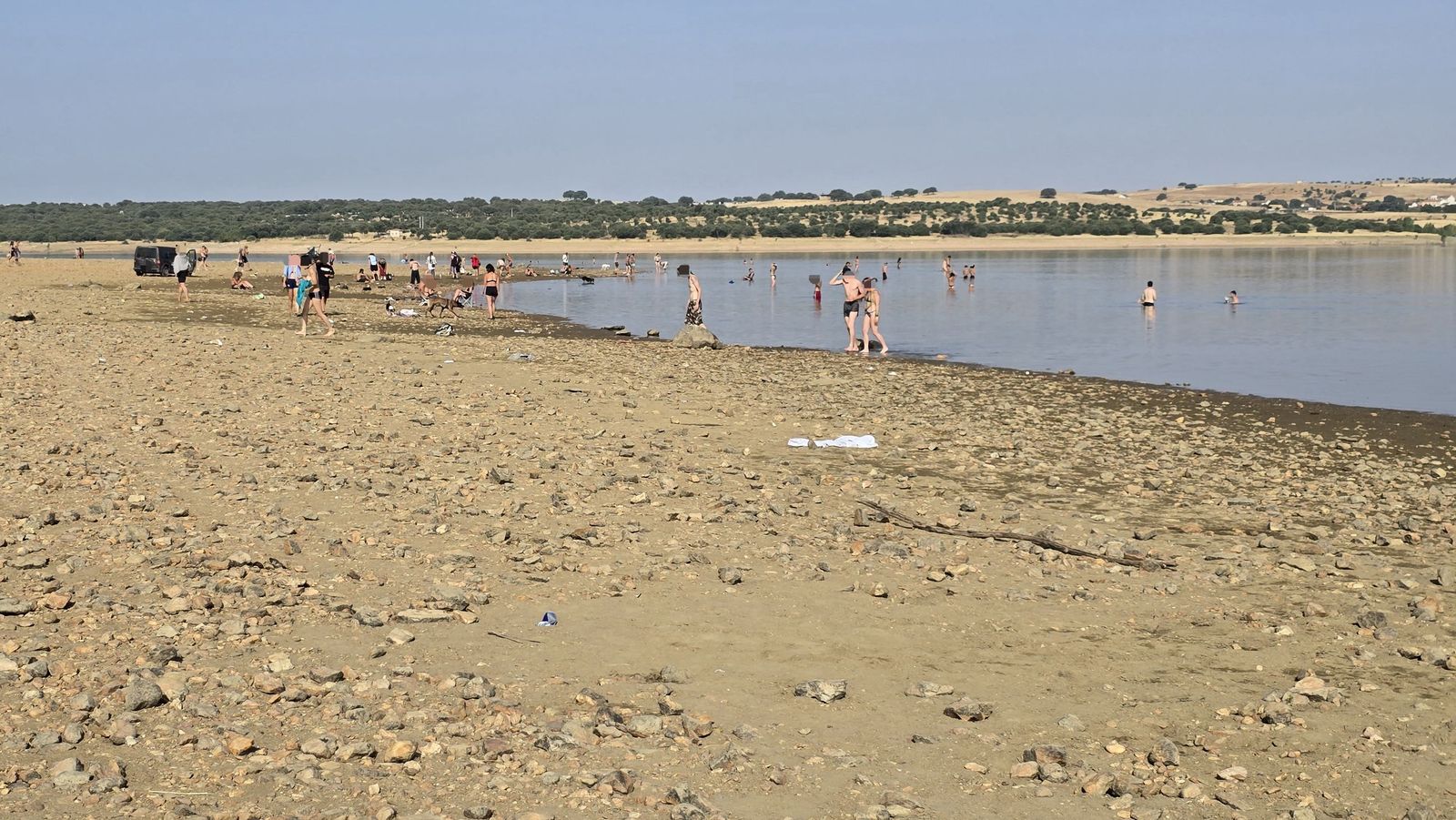 Sigue la rave con cientos de campistas en el entorno del pantano de Santa Teresa