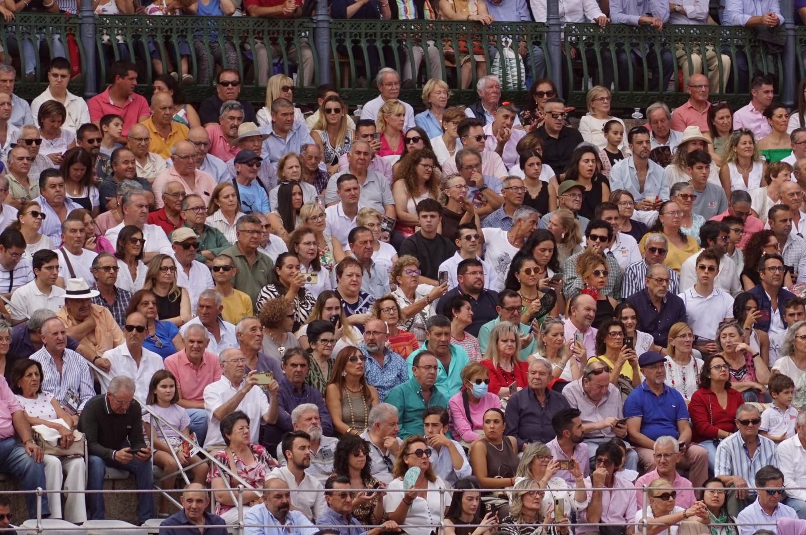 Expectación por ver los caballos de rejoneo en La Glorieta: imágenes del ambiente en los tendidos y en el patio de cuadrillas