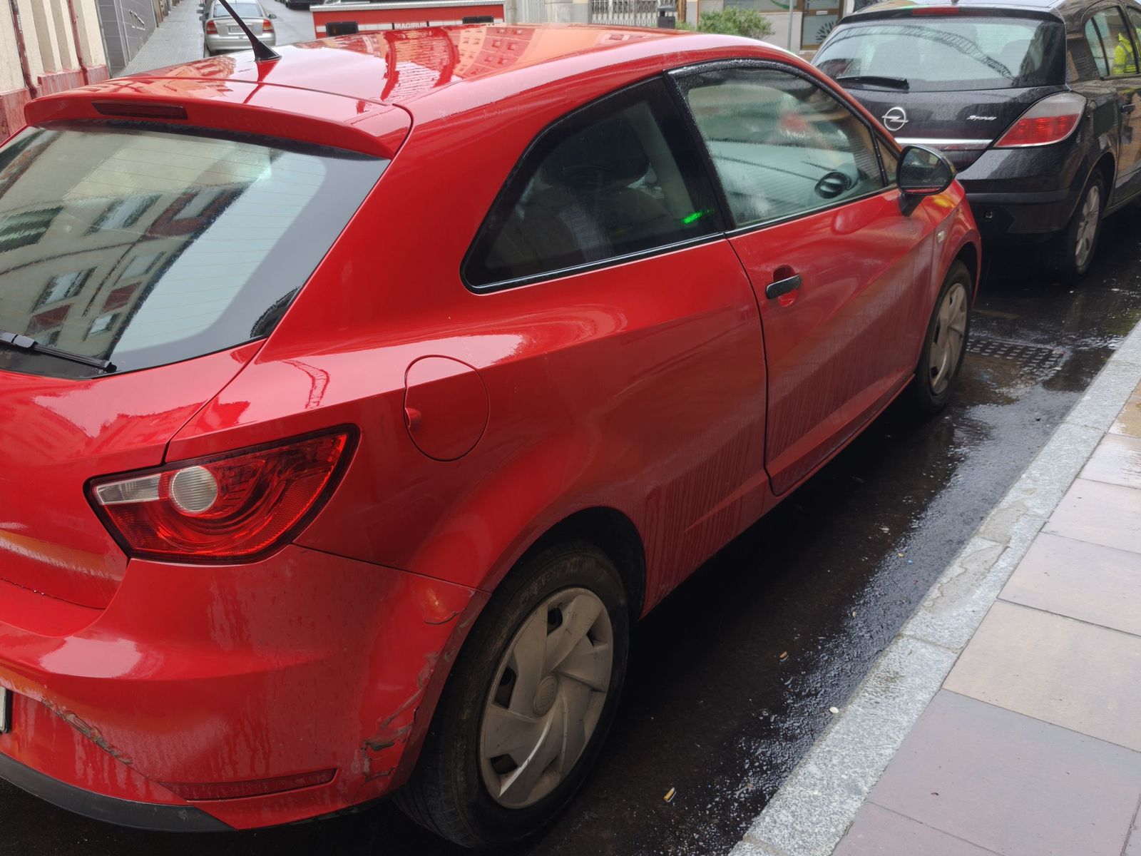 Una antena cae en la vía pública en el paseo del Gran Capitán