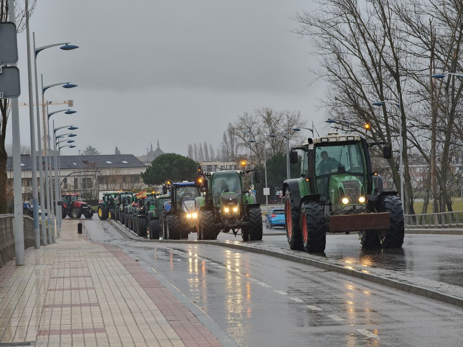 En imágenes la marcha con tractores y vehículos de campo en Salamanca en protesta contra Mercosur