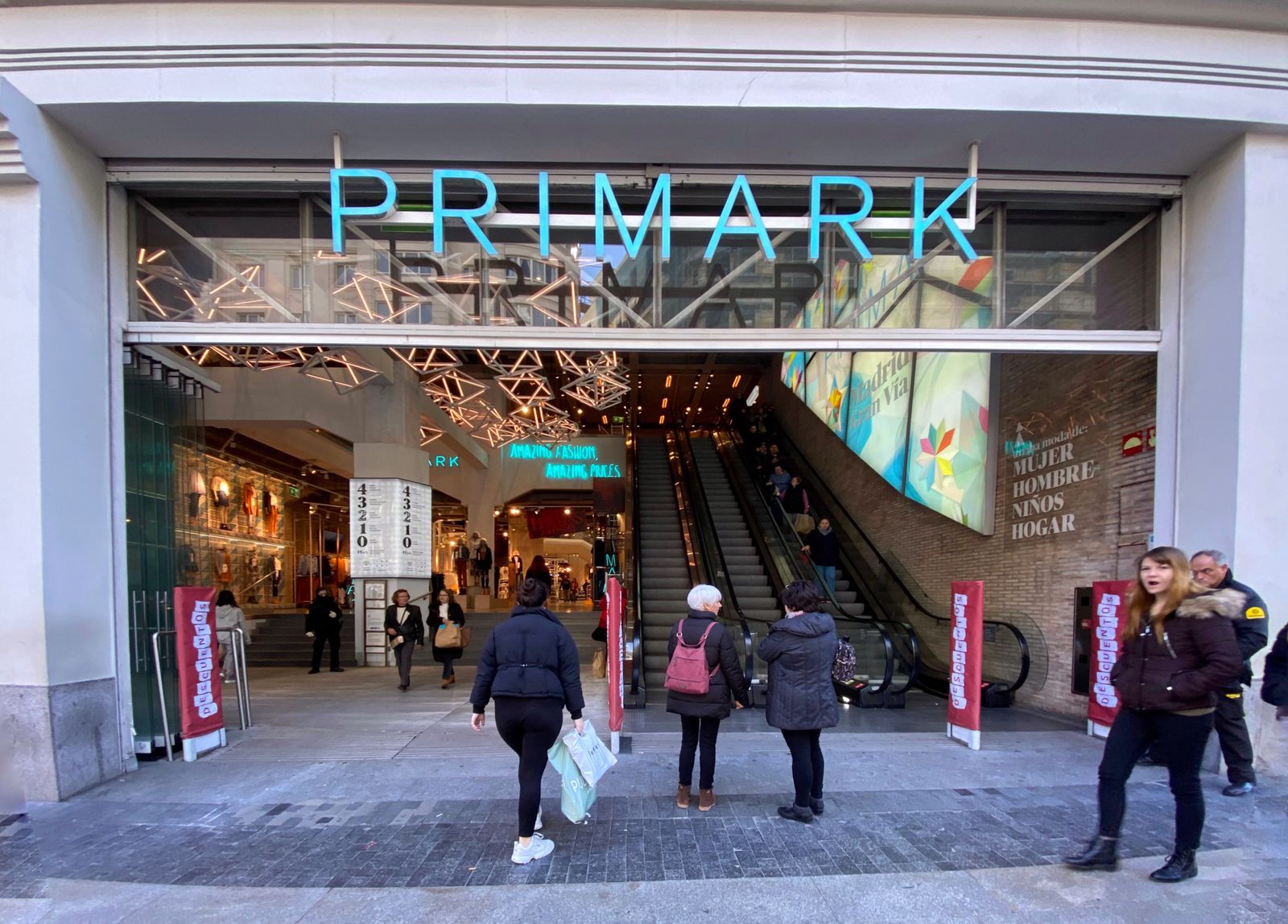 Entrada principal de la tienda Primark en Gran Vía | EP Entrada principal de la tienda Primark en Gran Vía | EP