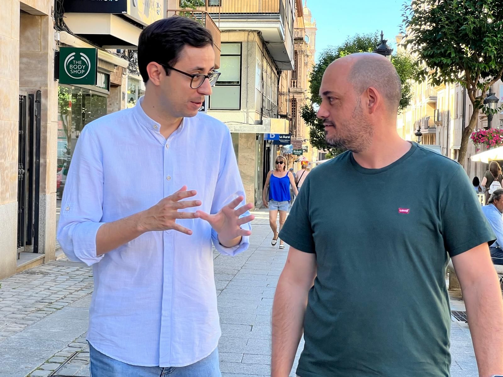 José Luis Mateos junto a Chema Collados hablan de los pisos turísticos ilegales en Salamanca. Foto S24H