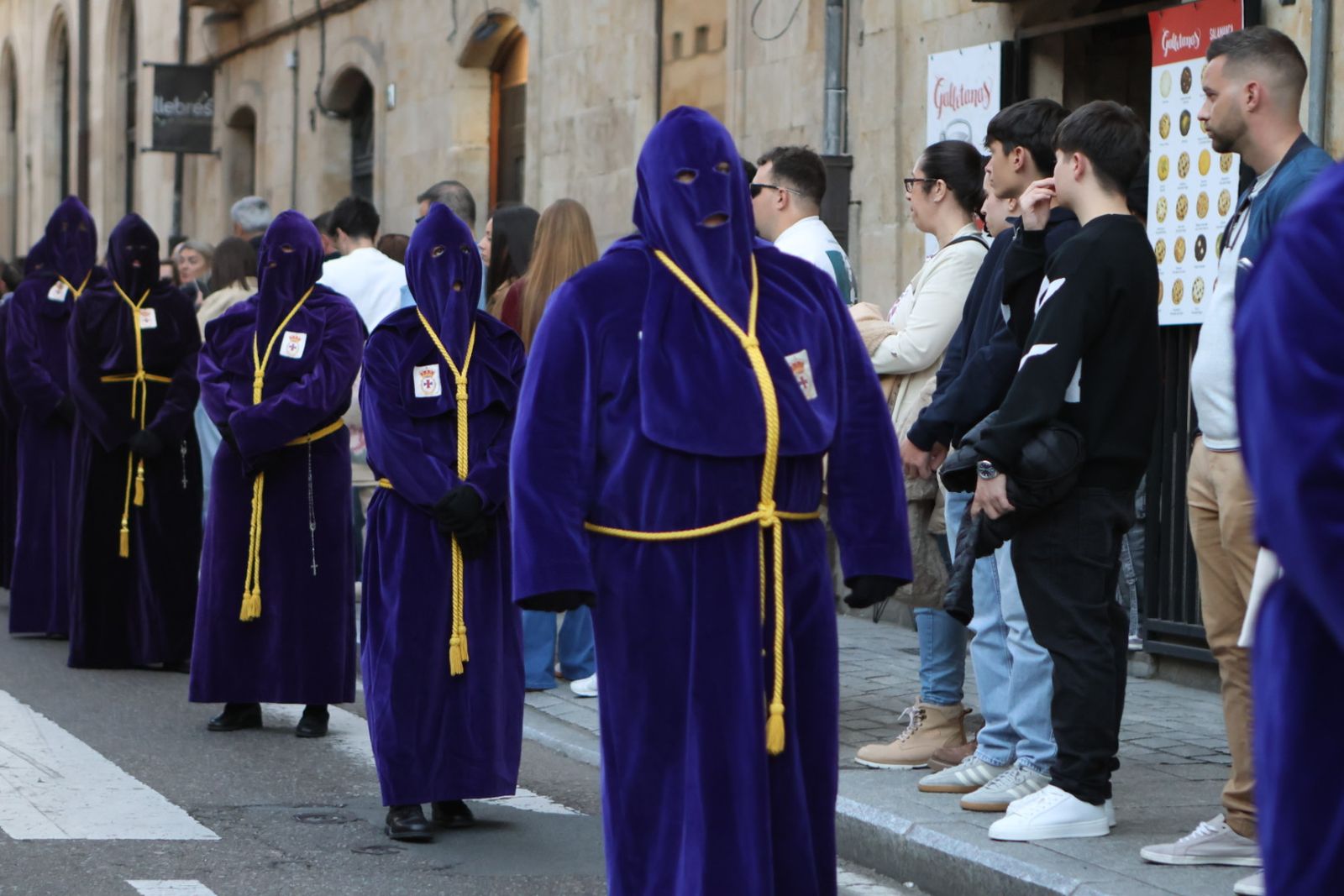 Jesús Rescatado procesiona en Salamanca con su nueva túnica y la atenta mirada de cientos de fieles