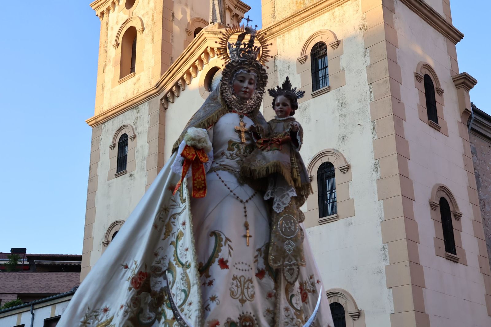 El barrio de San Lázaro rinde pleitesía a su patrona: Zamora acompaña a la Virgen del Yermo.