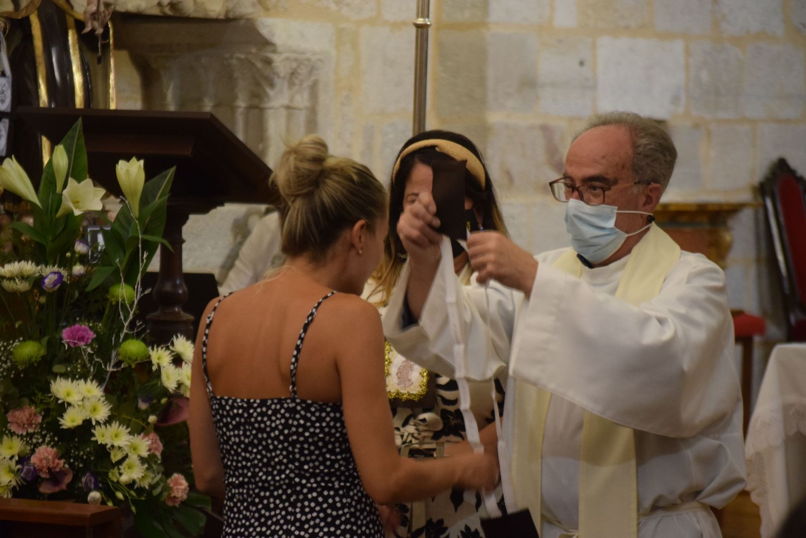 imposicion-de-escapularios-de-la-virgen-del-carmen-3