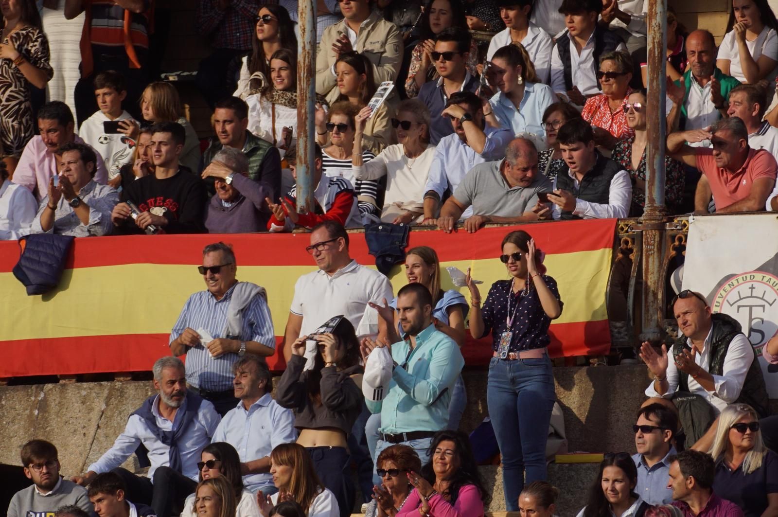 resumen-fotografico-del-ambiente-en-los-tendidos-de-la-glorieta-durante-la-corrida-concurso-22-de-septiembre-fotos-juanes-101
