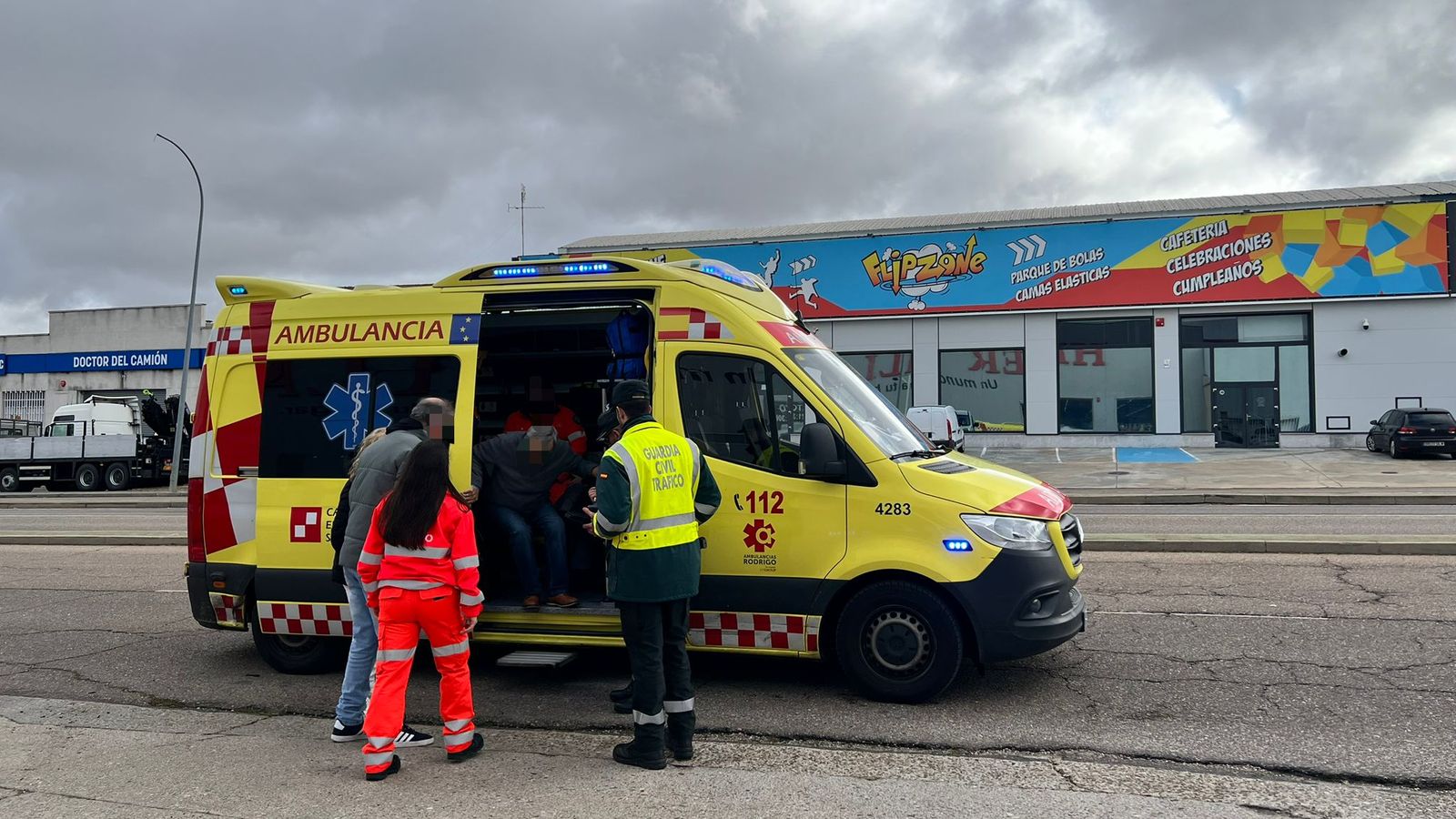 Ambulancia en el polígono industrial de los Villares