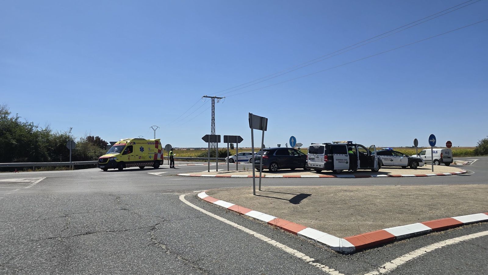 Colisión de un coche y un bus de Avanza en Machacón