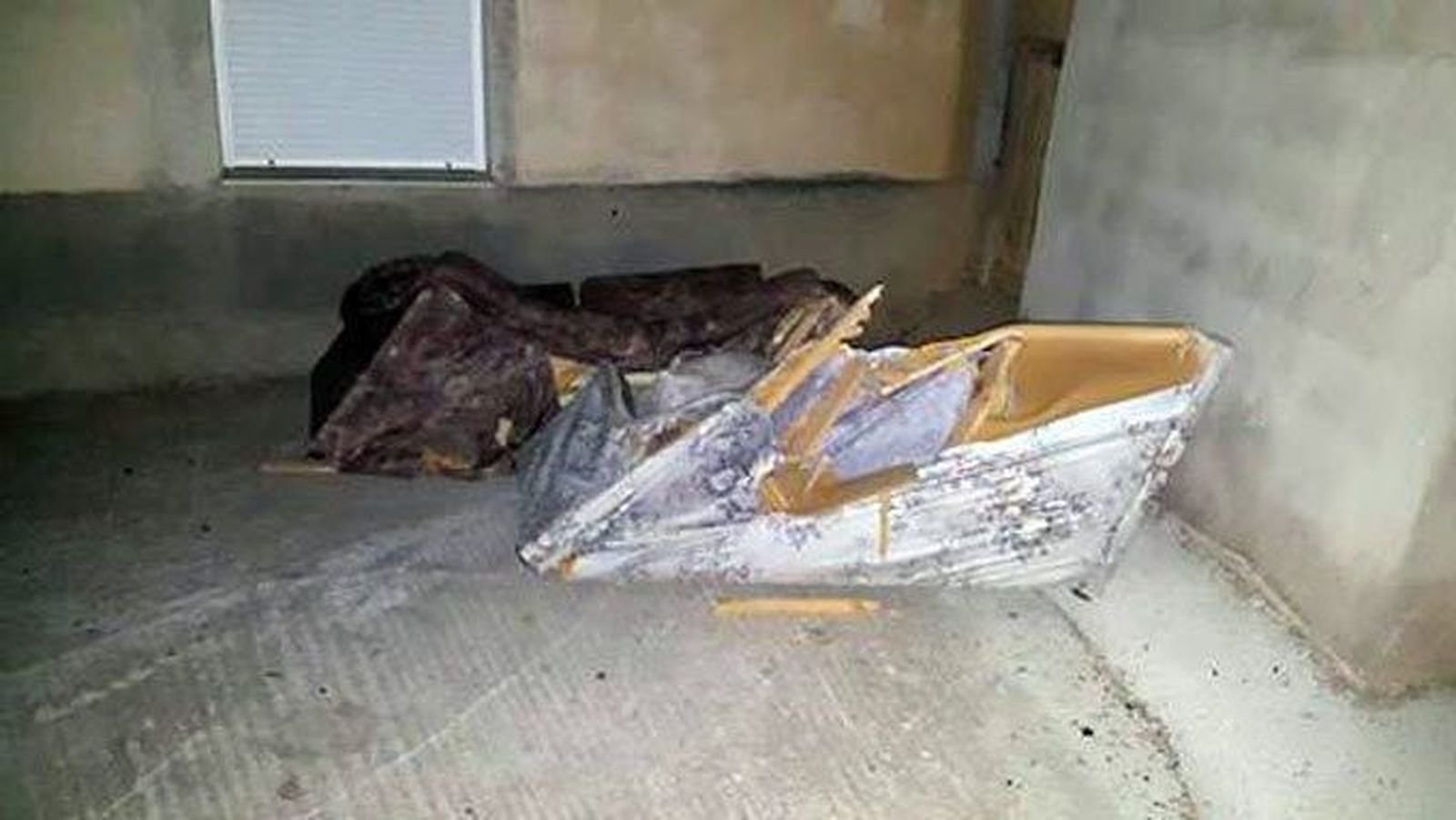 Denuncian la actitud de un hombre en Benegiles que aplastó un sofá de unos peñistas con un tractor