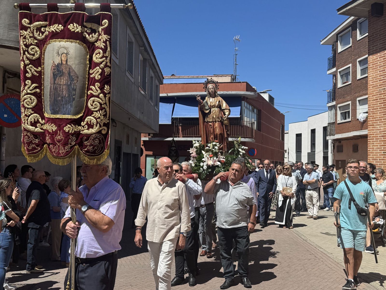 Misa solemne en honor a Santa Marta y a continuación procesión y vino español en el paseo fluvial.