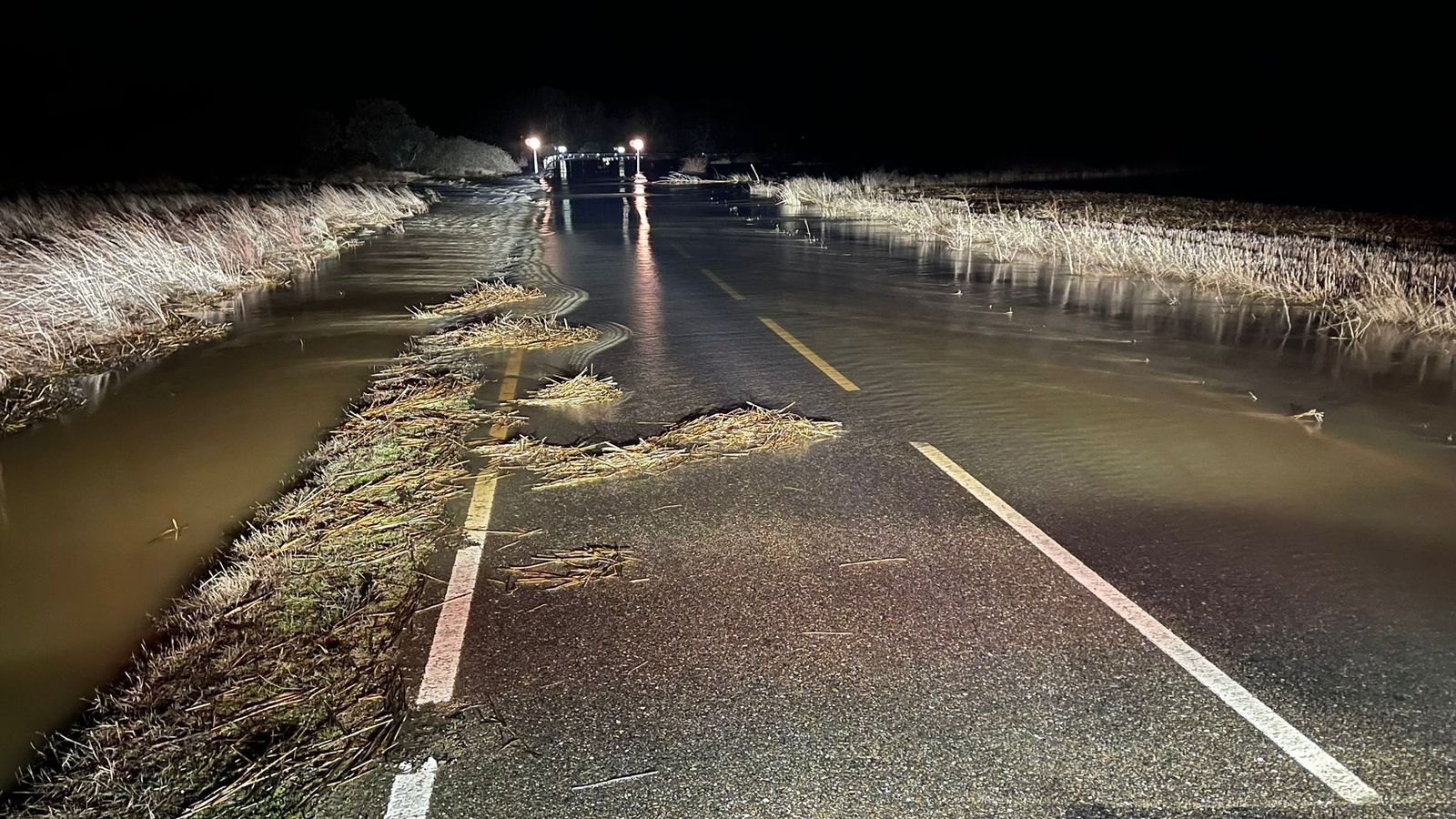 GALERÍA | El río Castrón se desborda y obliga a cortar dos carreteras en Zamora