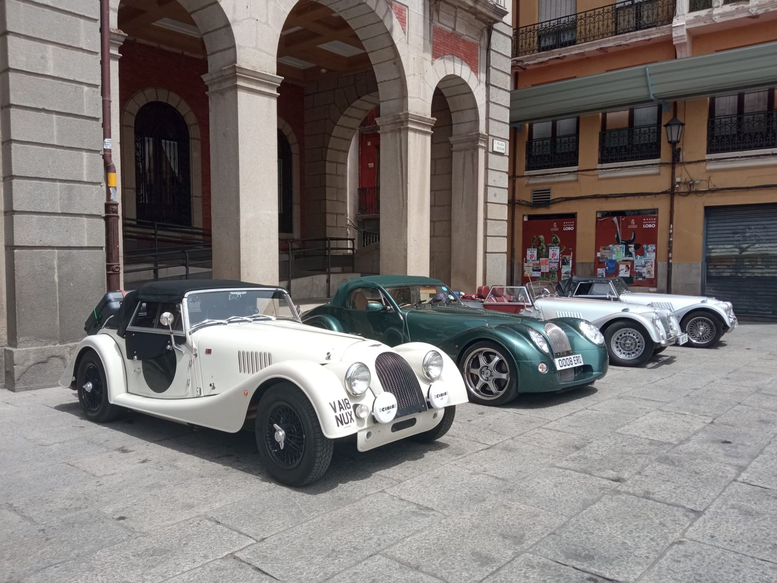 Los coches clásicos aparcan en Zamora. Archivo