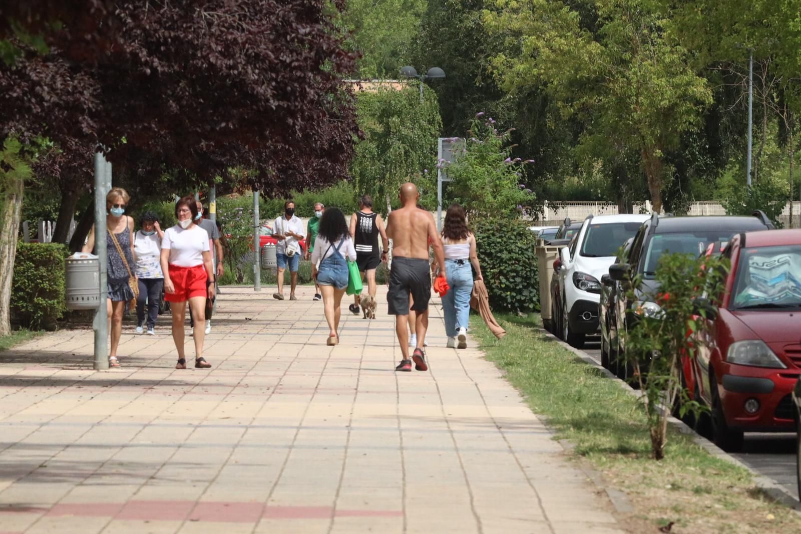 Salmantinos pasean por una calle de la capital