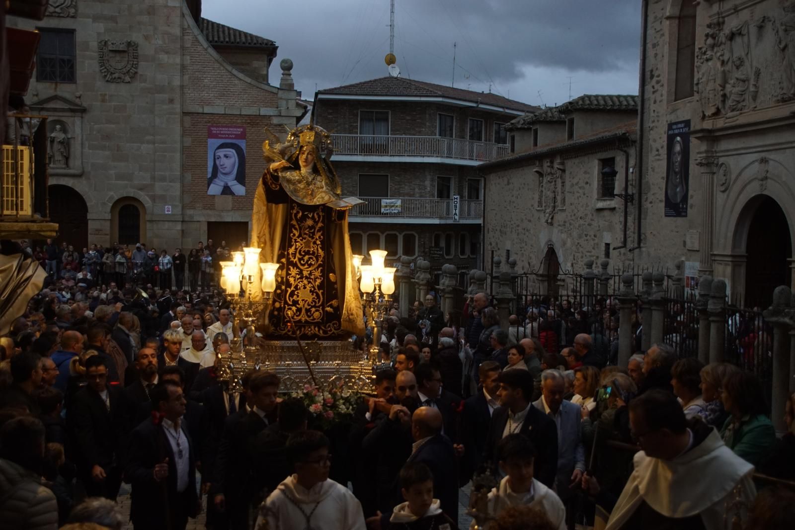 Santa Teresa se despide de los albenses bajo la lluvia