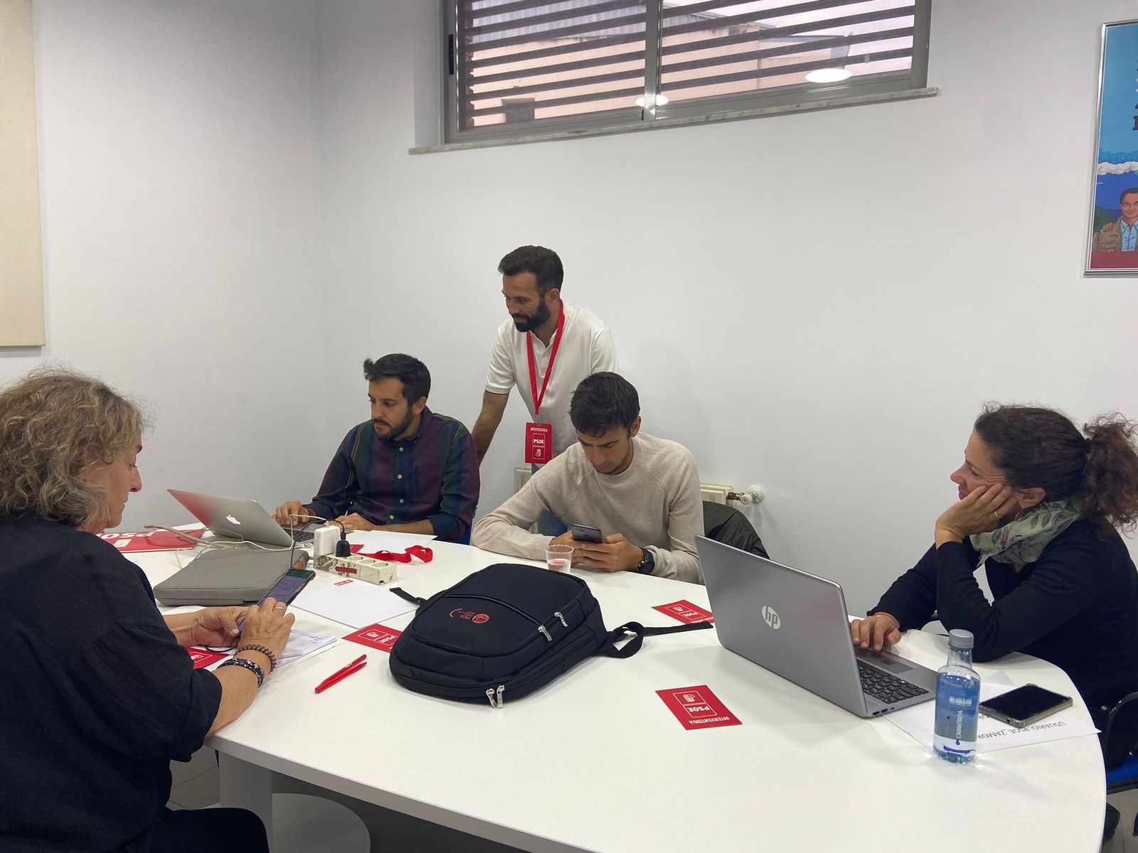 Los miembros del PSOE siguen los primeros datos del escrutinio