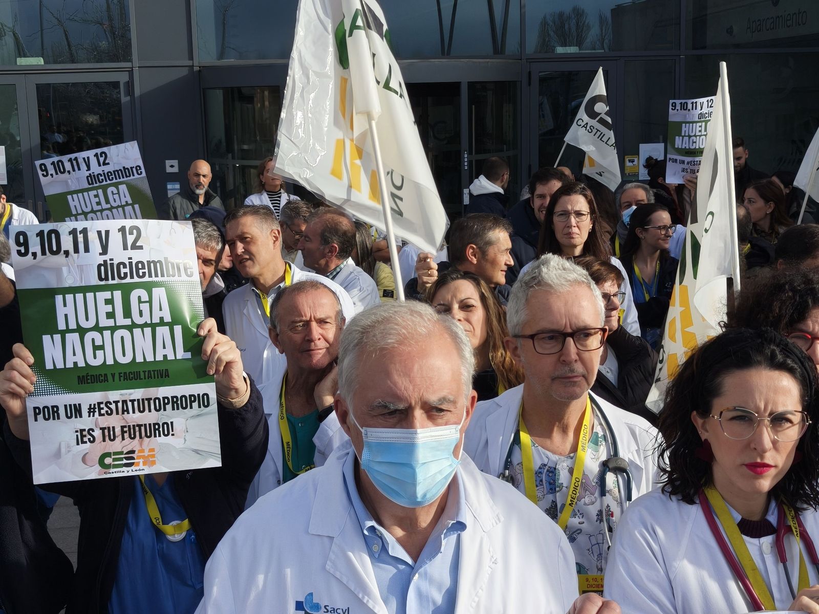 Los médicos se concentran en Salamanca a las puertas del CAUSA por la huelga de facultativos