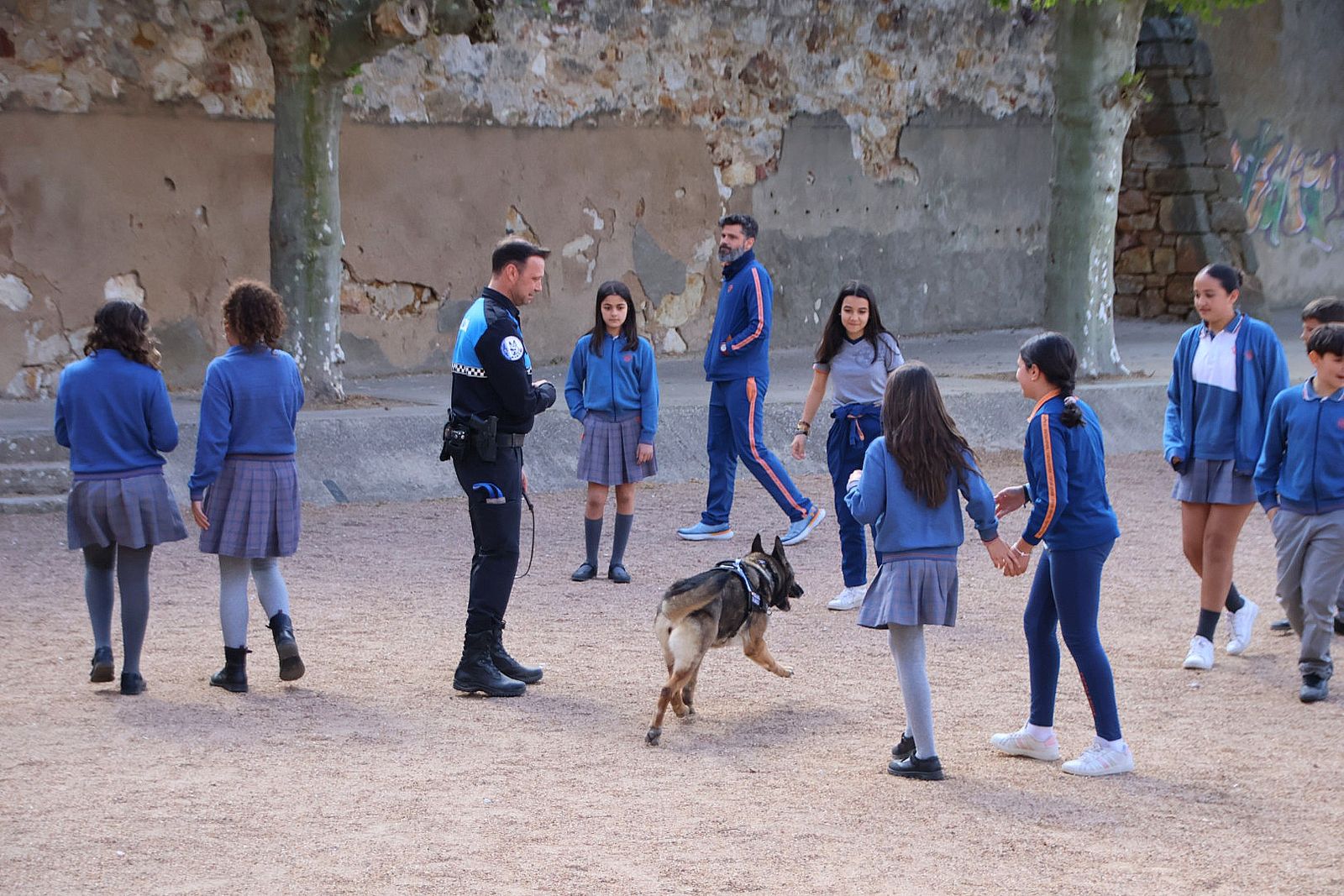 Reportaje perros Policía Local "semillas de conciencia"