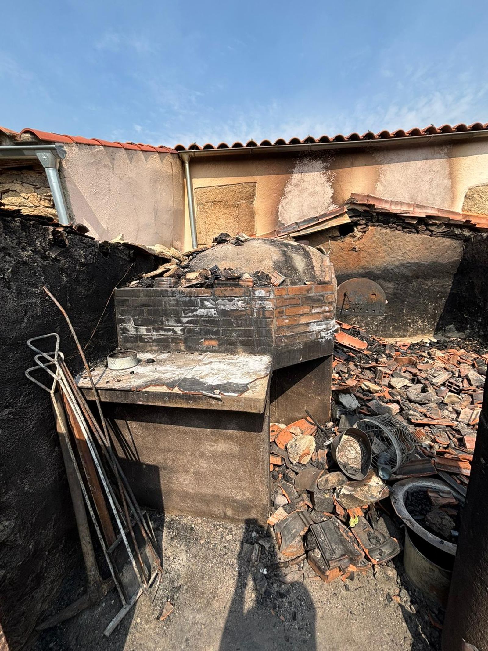 Casa quemada en Cerezal de Puertas por el incendio de Cipérez (3).jpeg