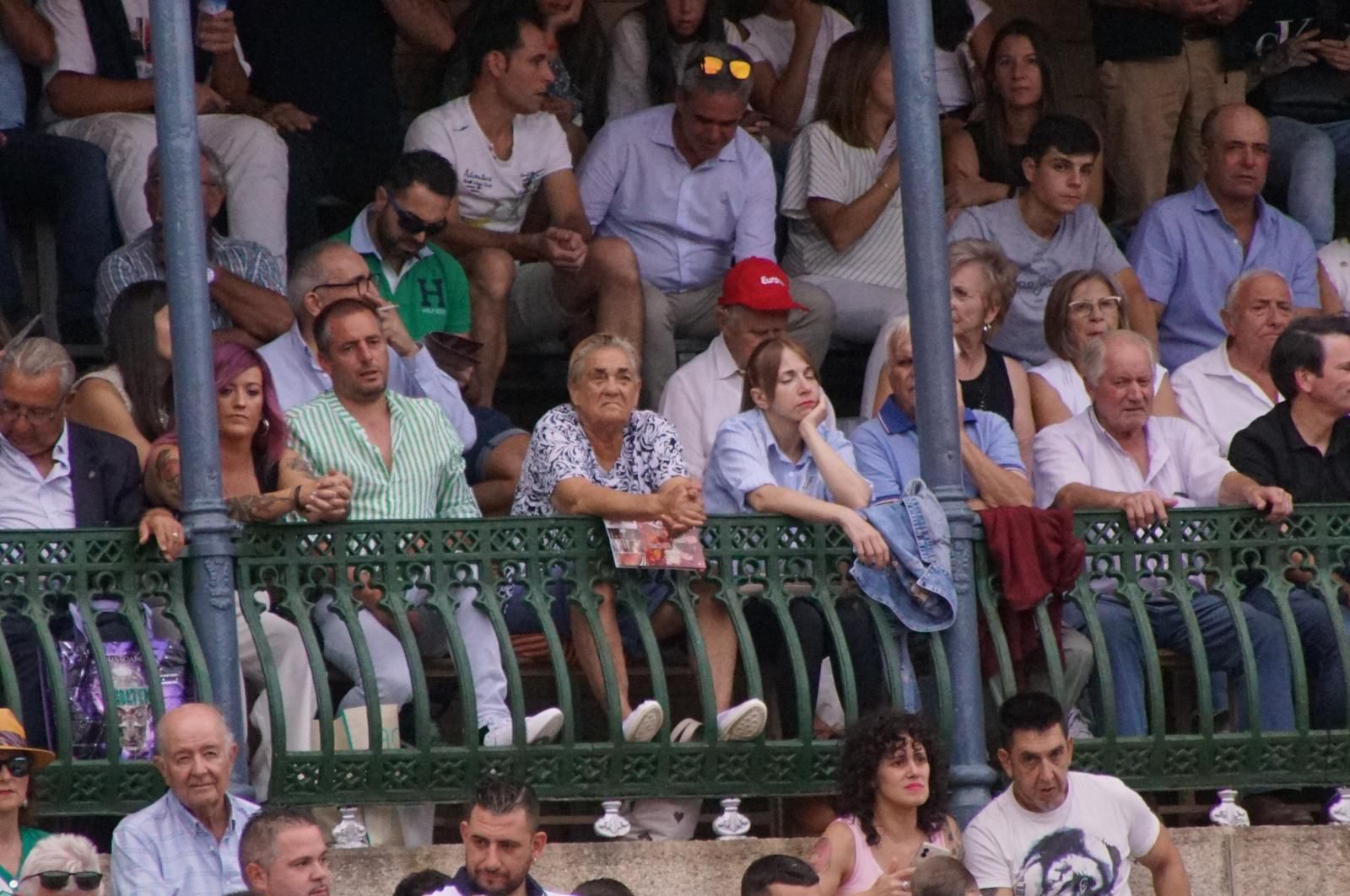 Expectación por ver los caballos de rejoneo en La Glorieta: imágenes del ambiente en los tendidos y en el patio de cuadrillas