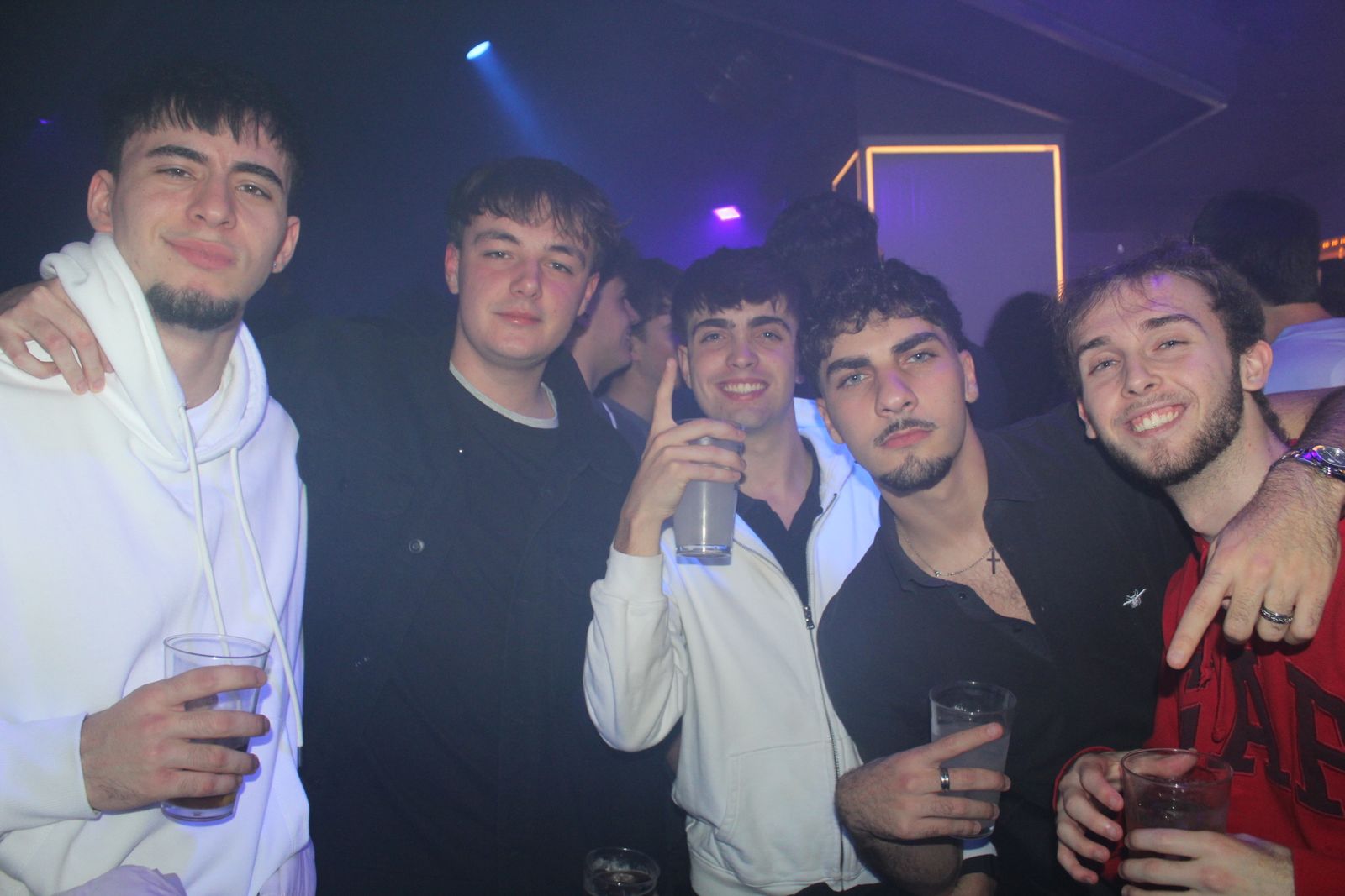 El Fin de Año Universitario continua por los bares de la capital del Tormes tras las doce campanadas