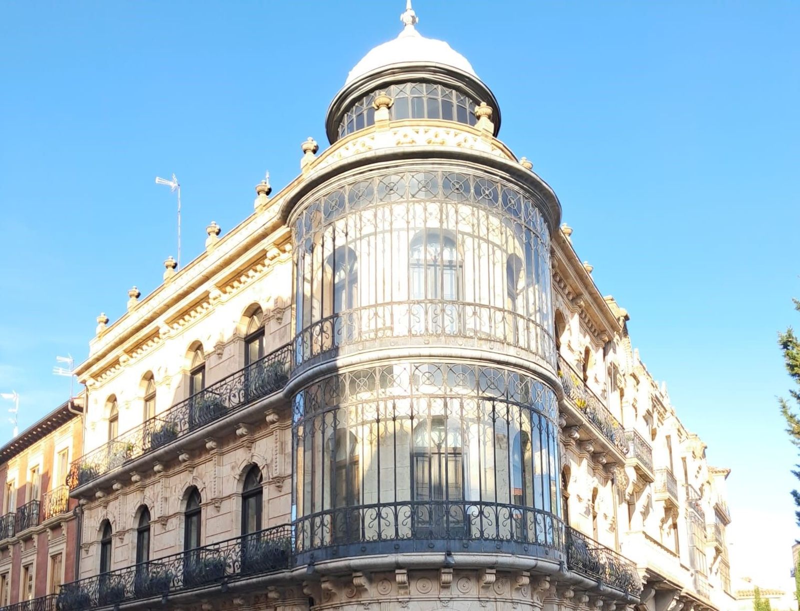 Edificio modernista en la confluencia entre la Plaza del Mercado y la calle Pozo Amarillo.