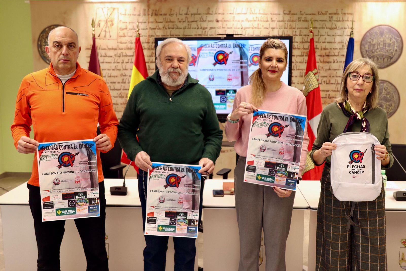 Representantes de las distintas entidades organizadoras de 'Flechas contra el cáncer'